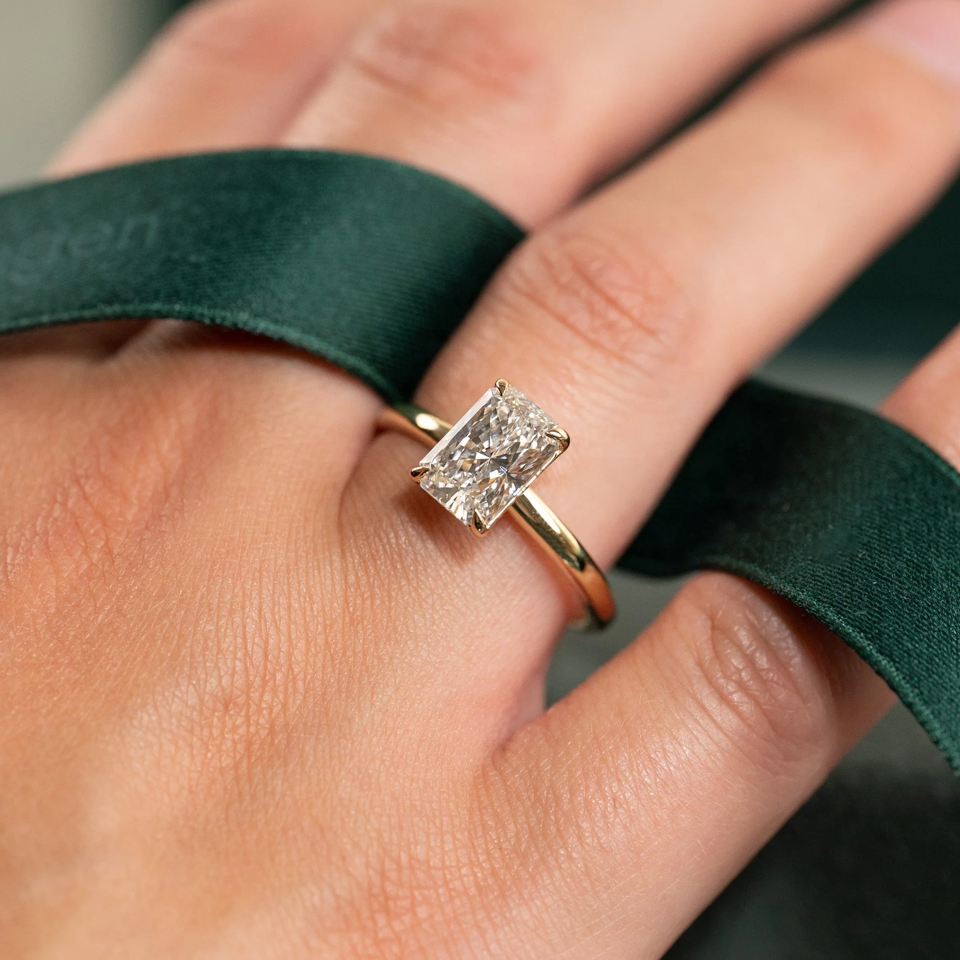 SOLITAIRE RADIANT-CUT LAB-DIAMOND RING - 2.0ct - YG - Image 2