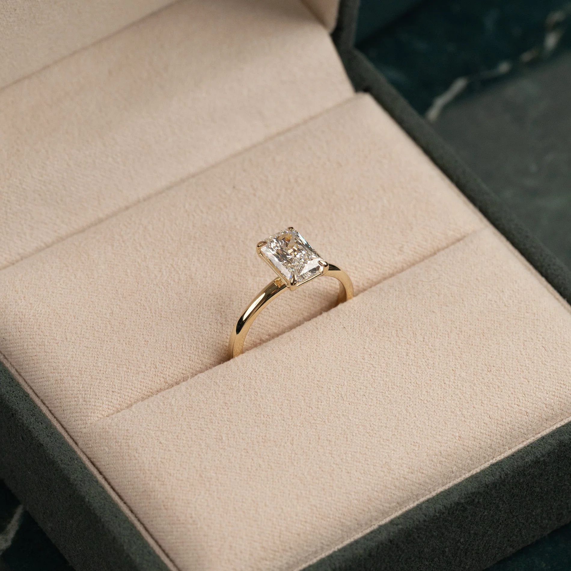 SOLITAIRE RADIANT-CUT LAB-DIAMOND RING - 2.0ct - YG - Image 3