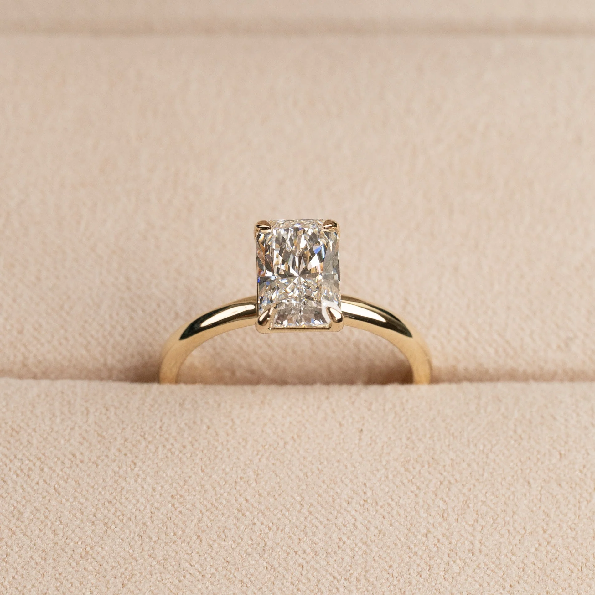 SOLITAIRE RADIANT-CUT LAB-DIAMOND RING - 2.0ct - YG - Image 4