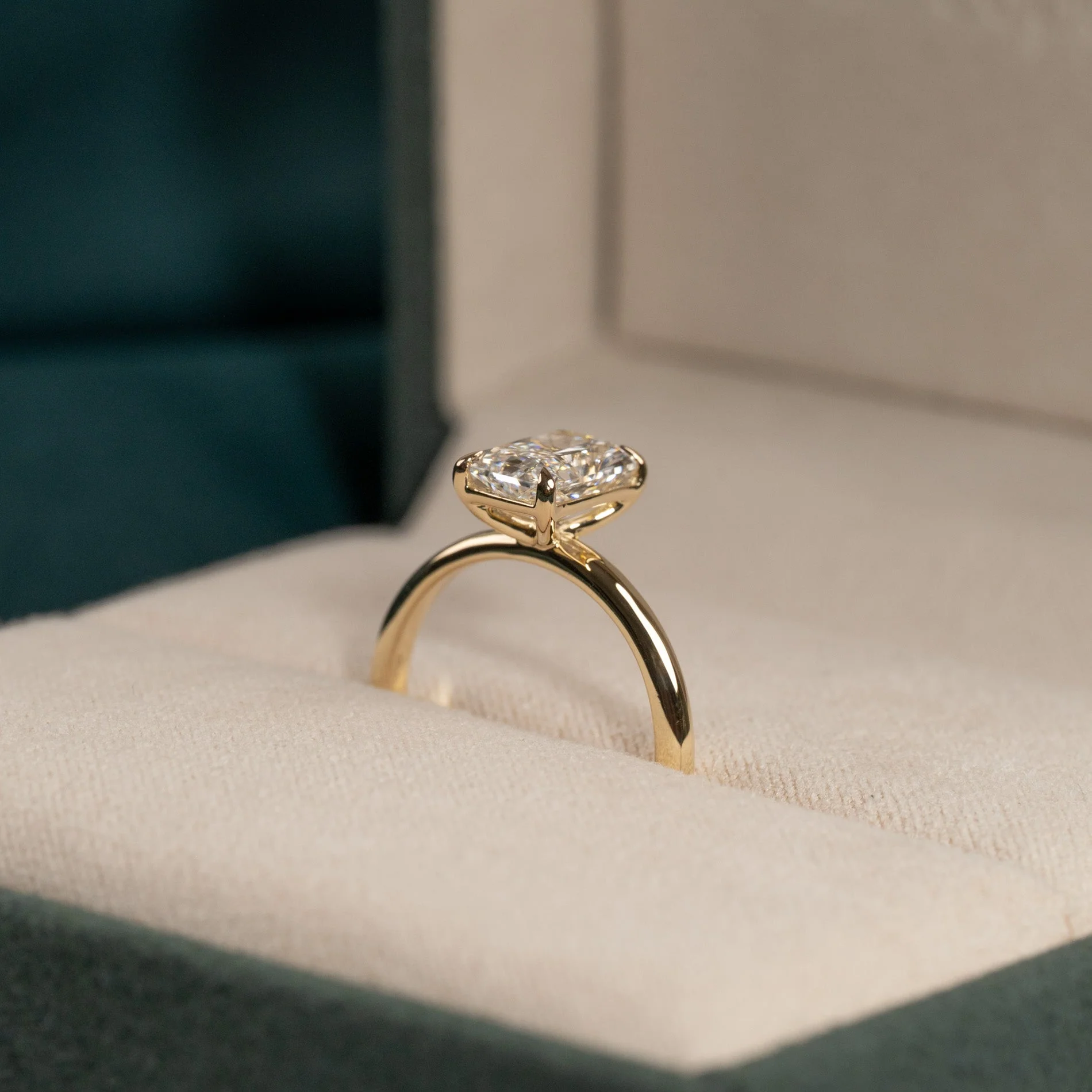 SOLITAIRE RADIANT-CUT LAB-DIAMOND RING - 2.0ct - YG - Image 5