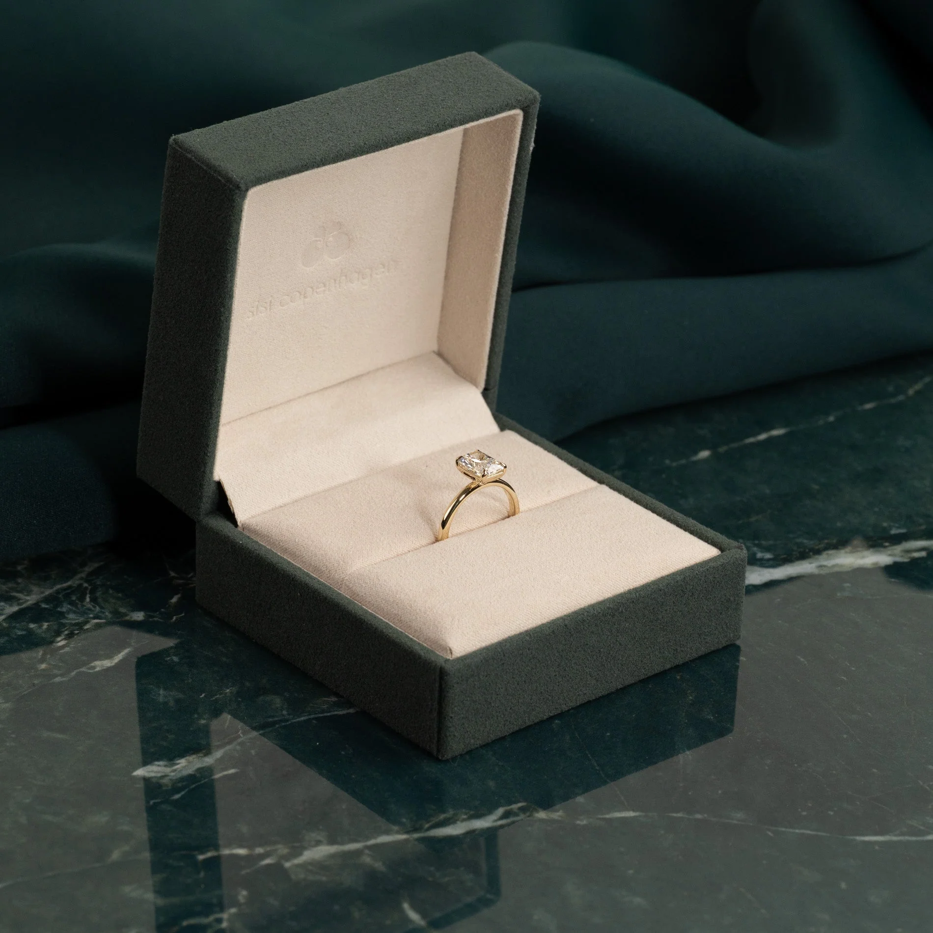 SOLITAIRE RADIANT-CUT LAB-DIAMOND RING - 2.0ct - YG - Image 7