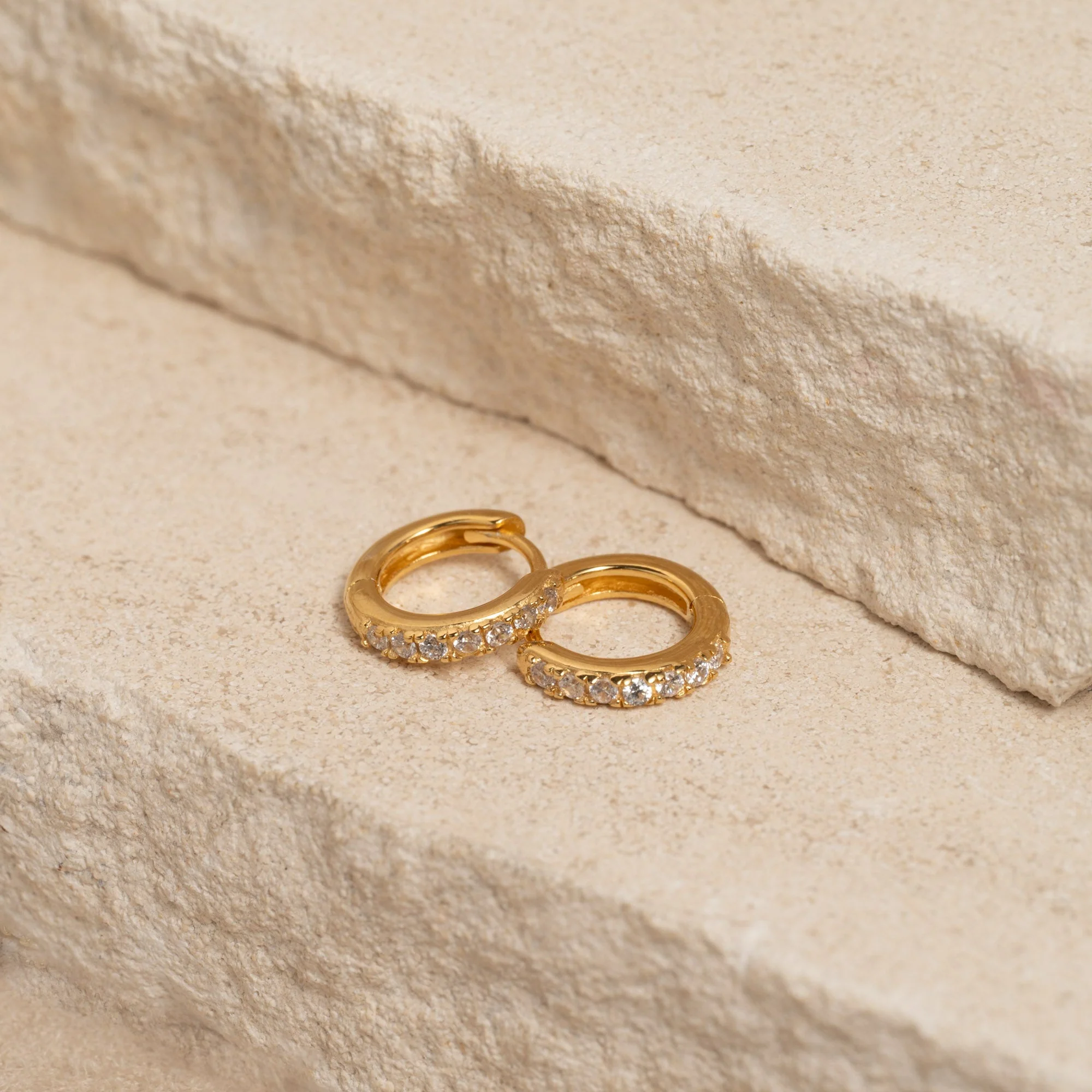 STELLA MINI GOLDEN CREOL EARRING - Image 4