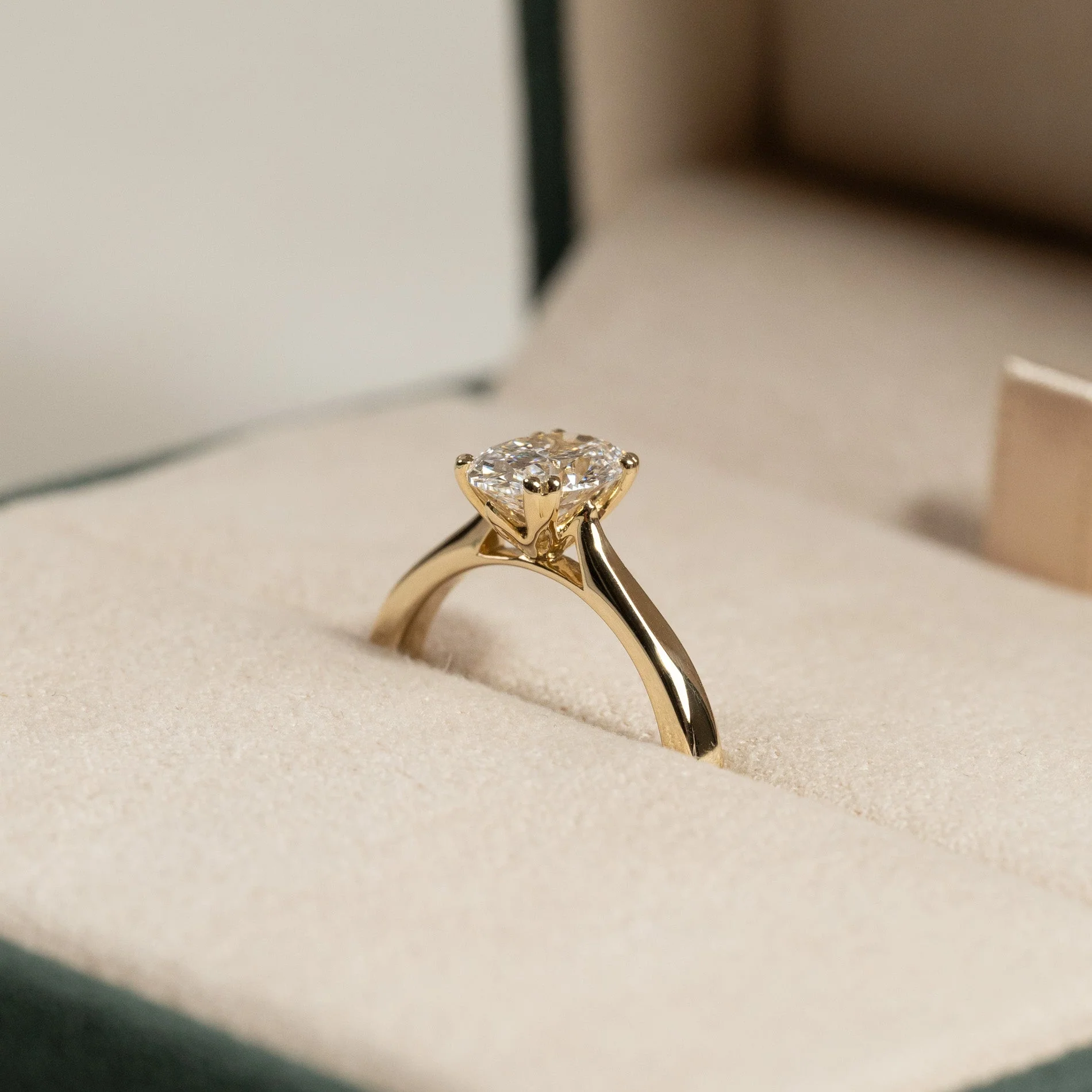 SOLITAIRE TULIP-SET OVAL-CUT LAB-DIAMOND RING - 1.0ct - YG - Image 3