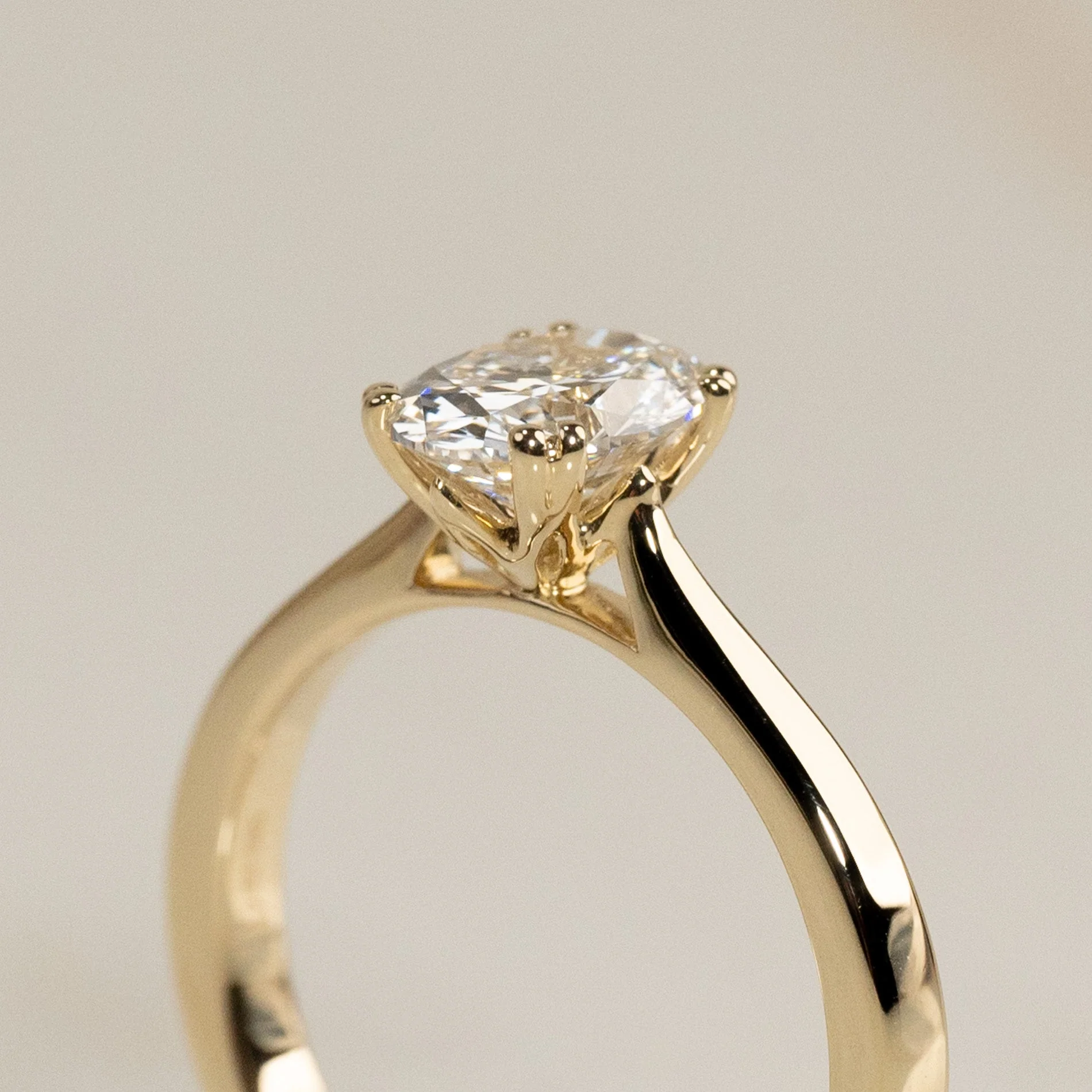 SOLITAIRE TULIP-SET OVAL-CUT LAB-DIAMOND RING - 1.0ct - YG - Image 4