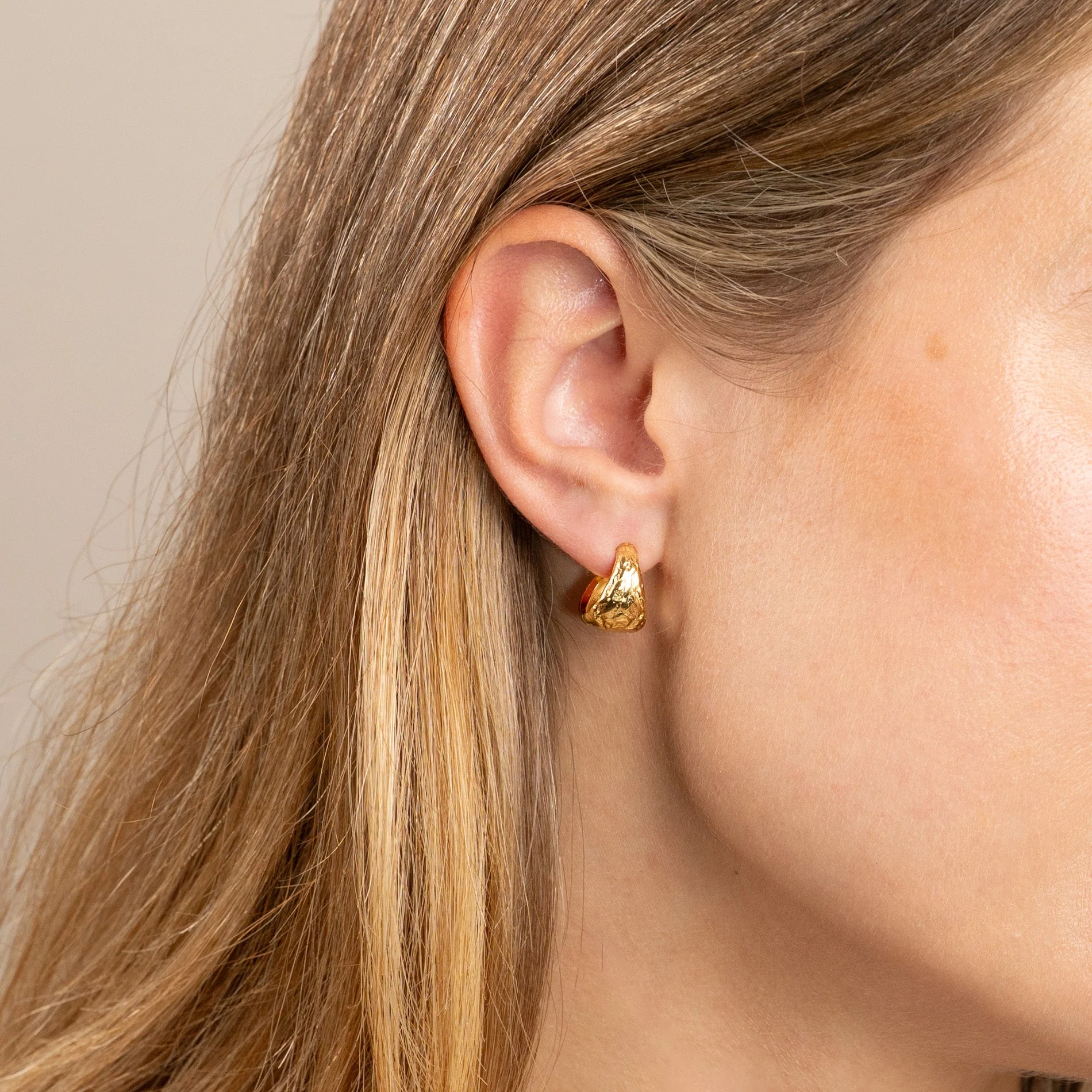 TERRA GOLDEN CREOL EARRING - Image 4