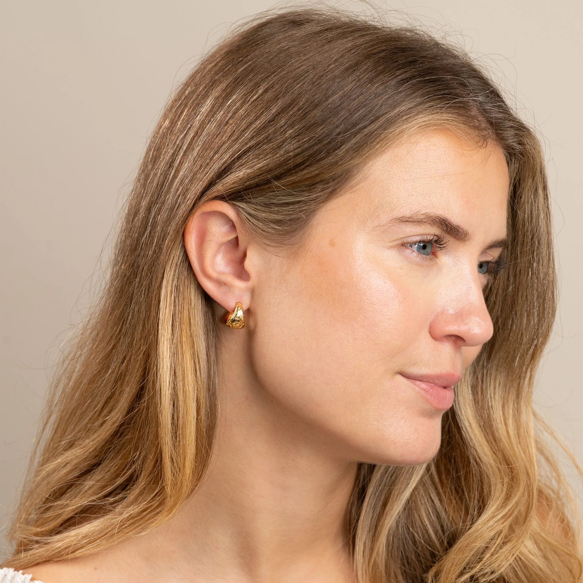 TERRA GOLDEN CREOL EARRING - Image 6