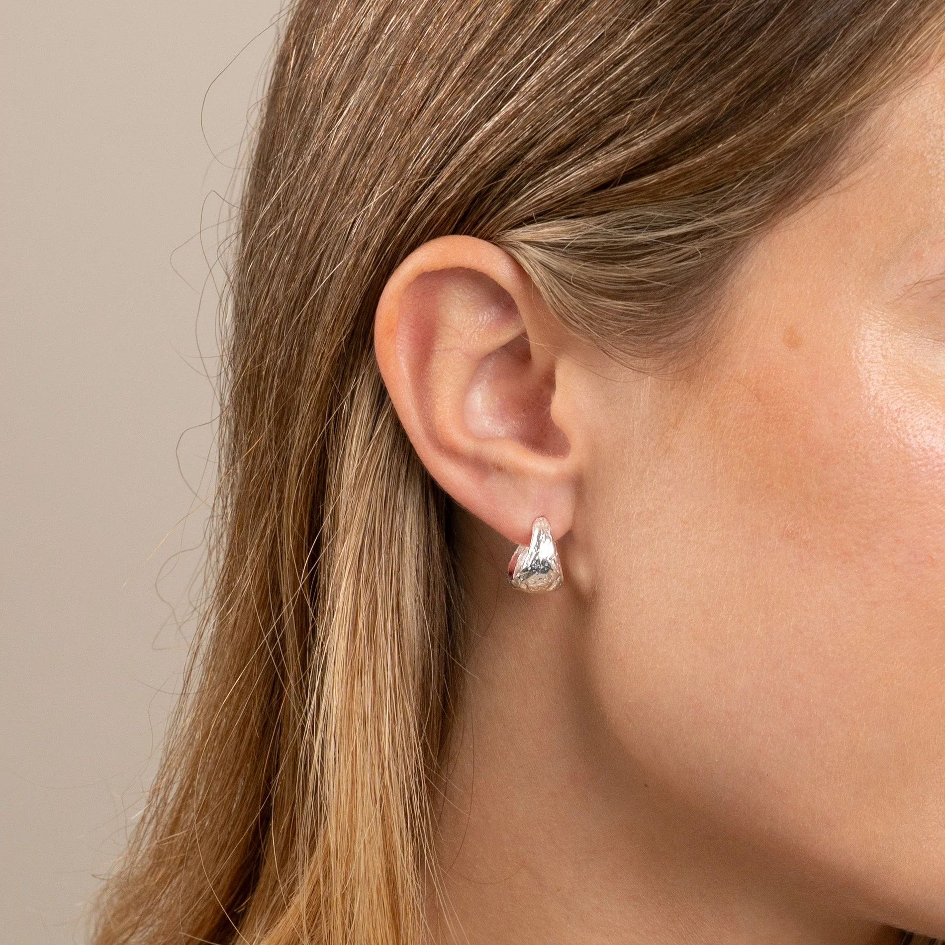 TERRA SILVER CREOL EARRING - Image 2