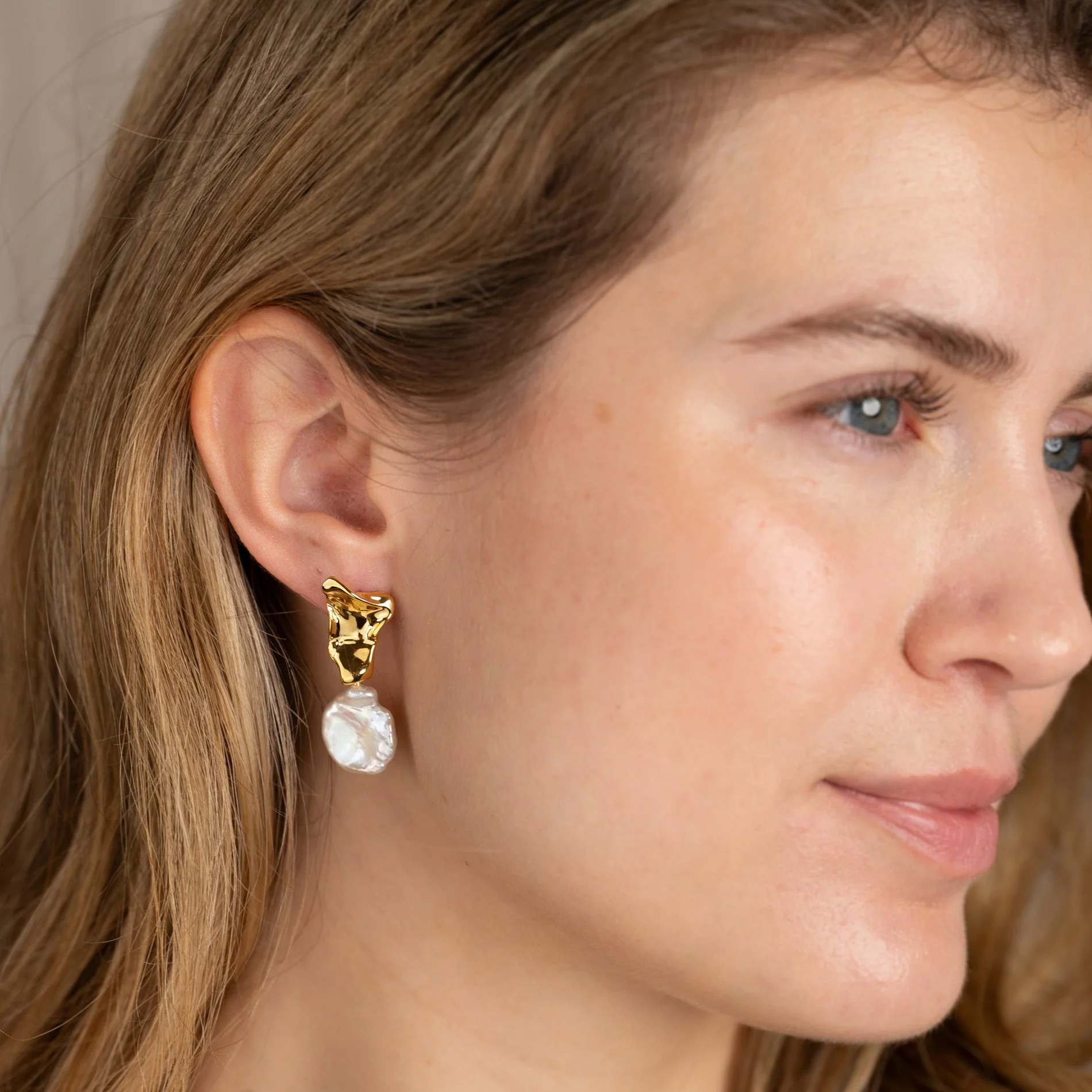 THORA PEARL GOLDEN EARRING - Image 3
