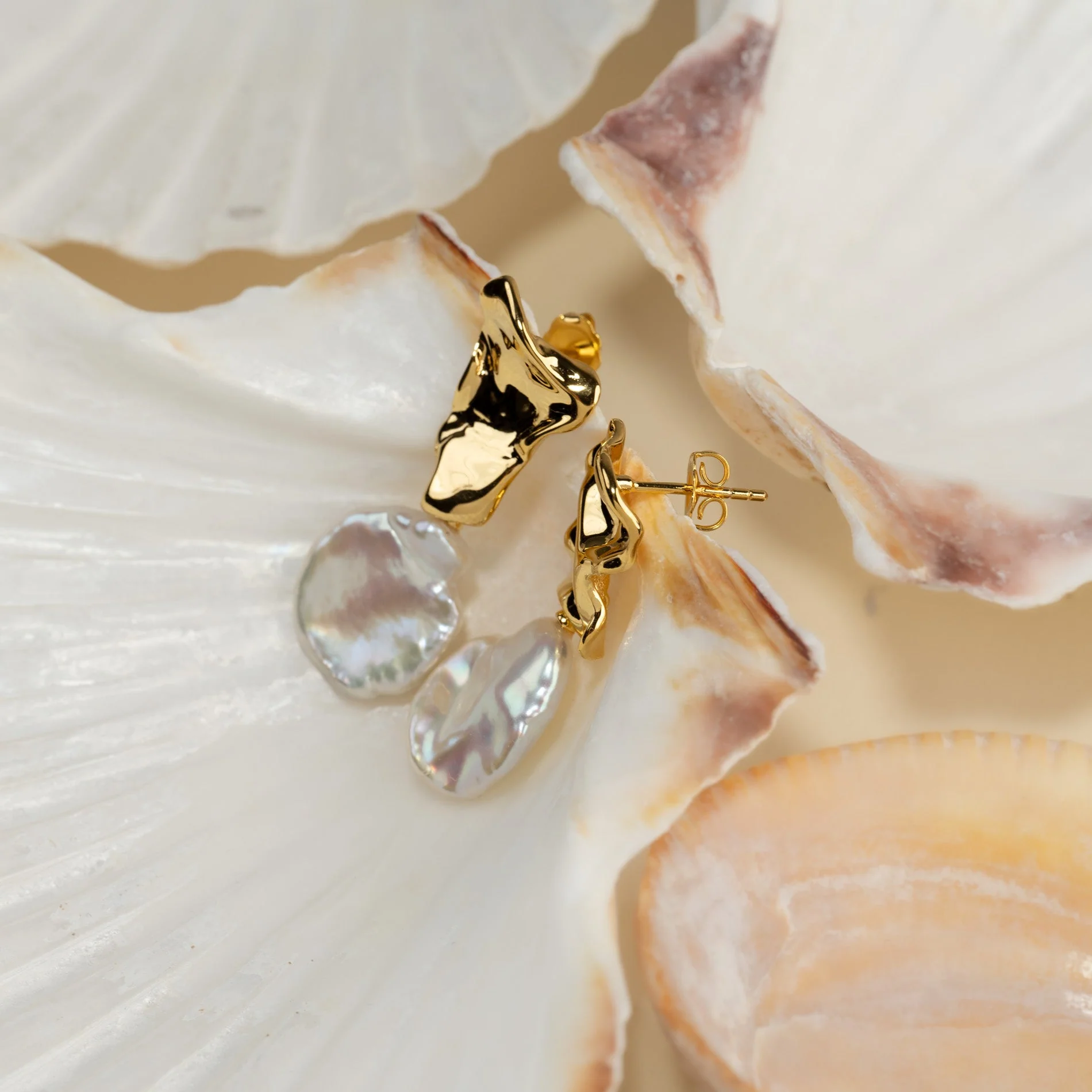 THORA PEARL GOLDEN EARRING - Image 4