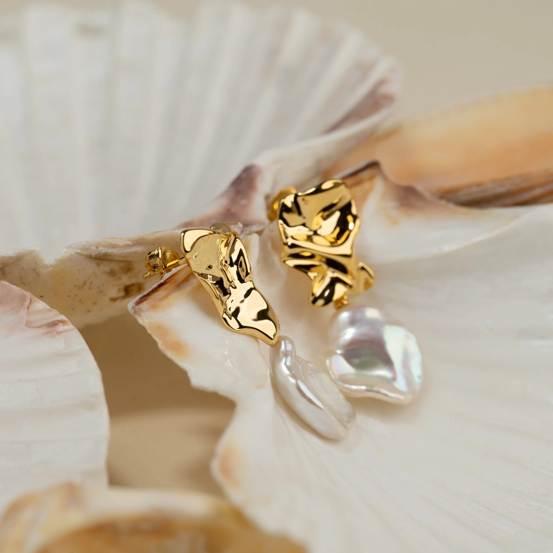 THORA PEARL GOLDEN EARRING - Image 7