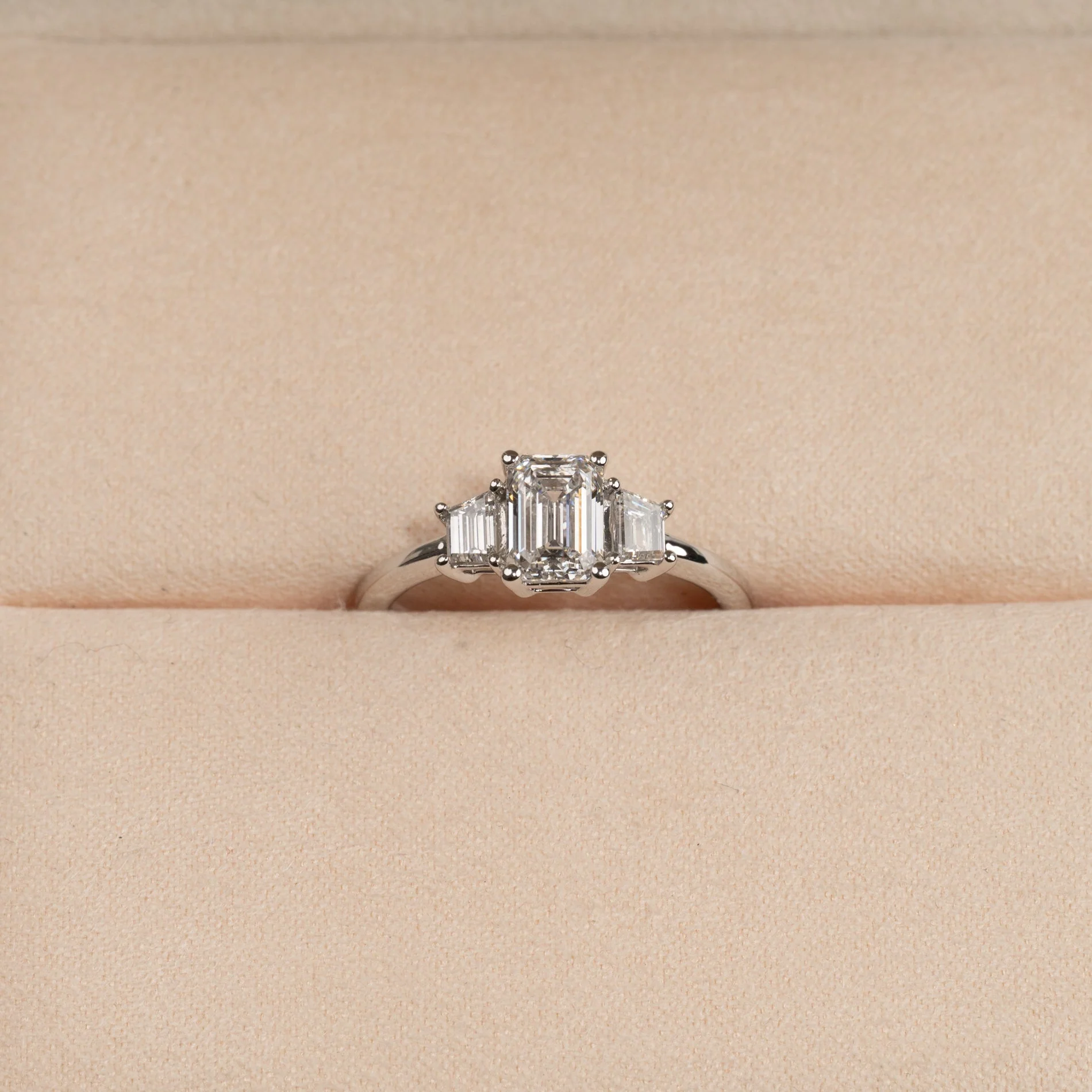 THREE-STONE EMERALD-CUT LAB-DIAMOND RING - 1.5ct - WG - Image 3
