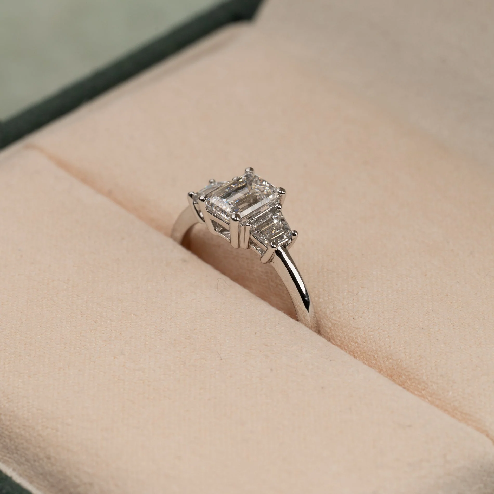 THREE-STONE EMERALD-CUT LAB-DIAMOND RING - 1.5ct - WG - Image 4