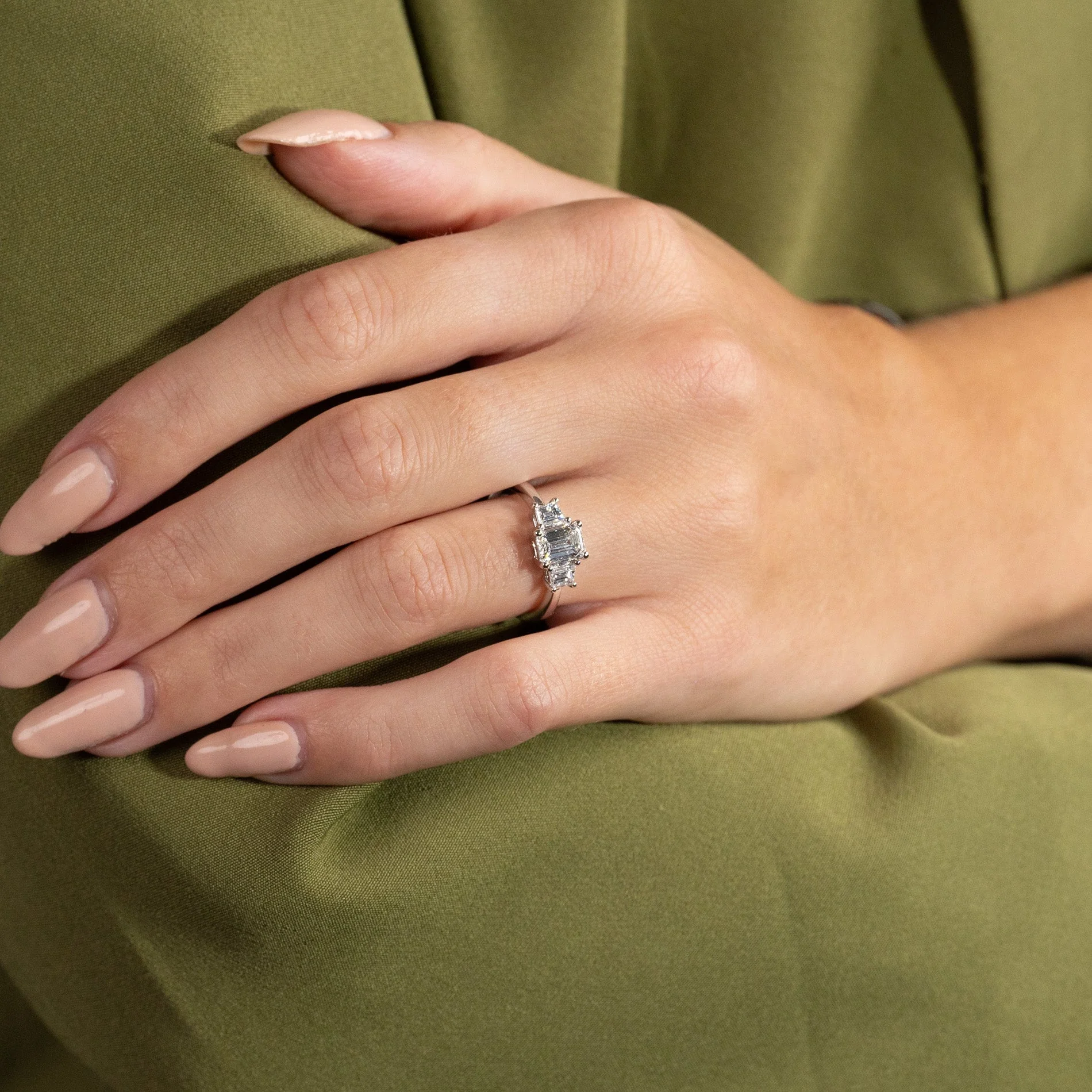 THREE-STONE EMERALD-CUT LAB-DIAMOND RING - 1.5ct - WG - Image 5