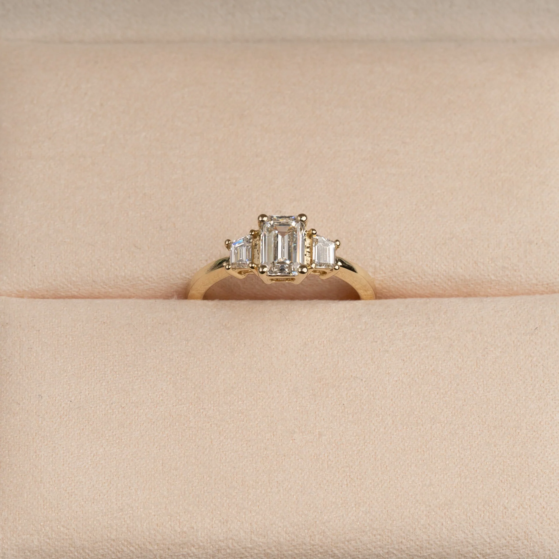 THREE-STONE EMERALD-CUT LAB-DIAMOND RING - 1.5ct - YG - Image 3