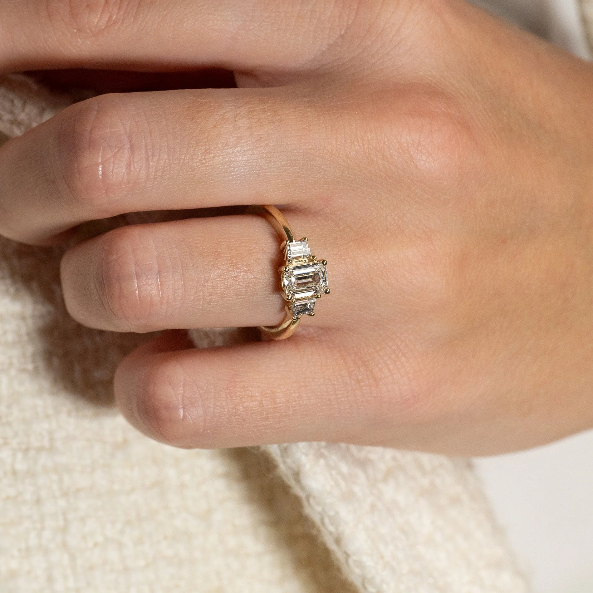 THREE-STONE EMERALD-CUT LAB-DIAMOND RING - 1.5ct - YG - Image 4