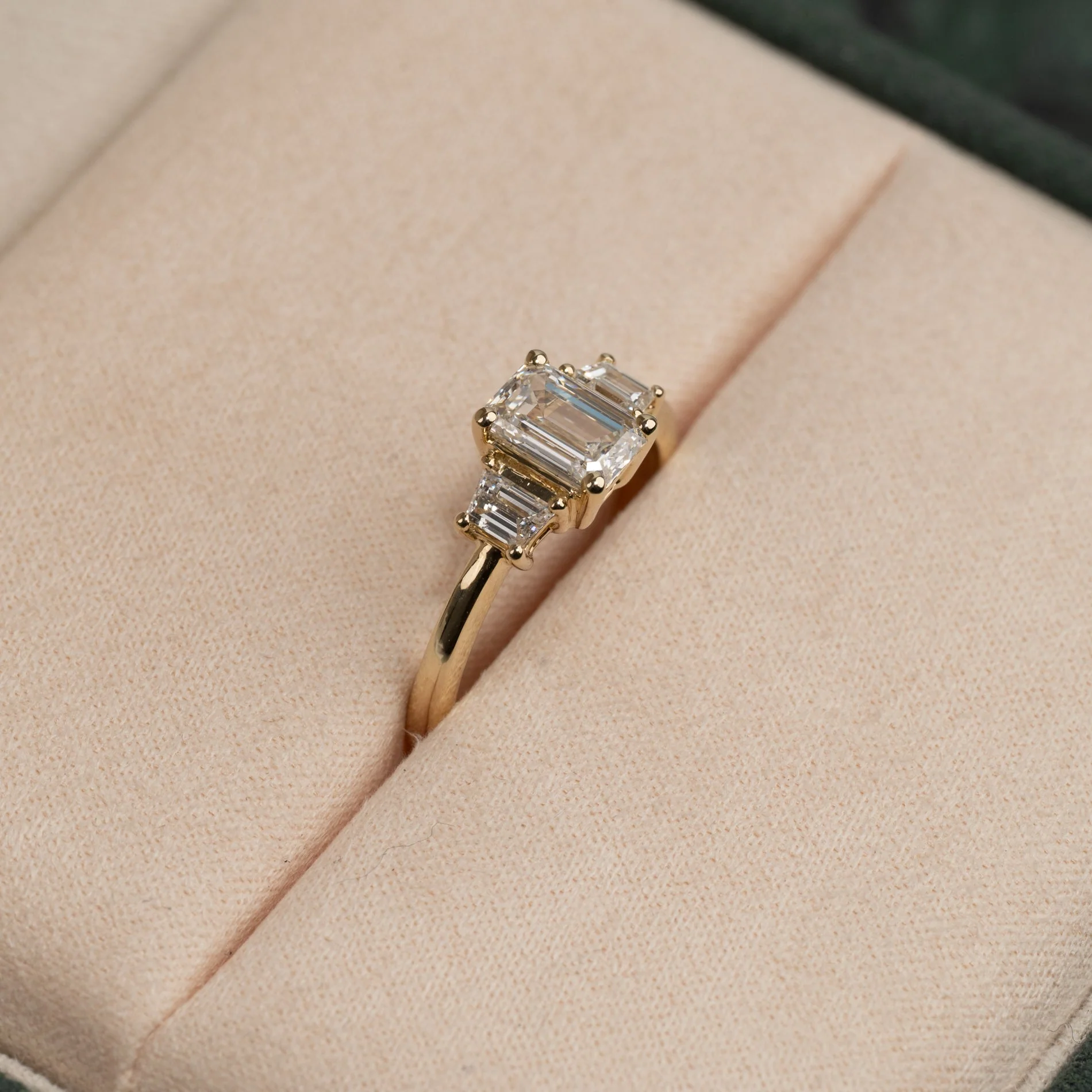 THREE-STONE EMERALD-CUT LAB-DIAMOND RING - 1.5ct - YG - Image 5