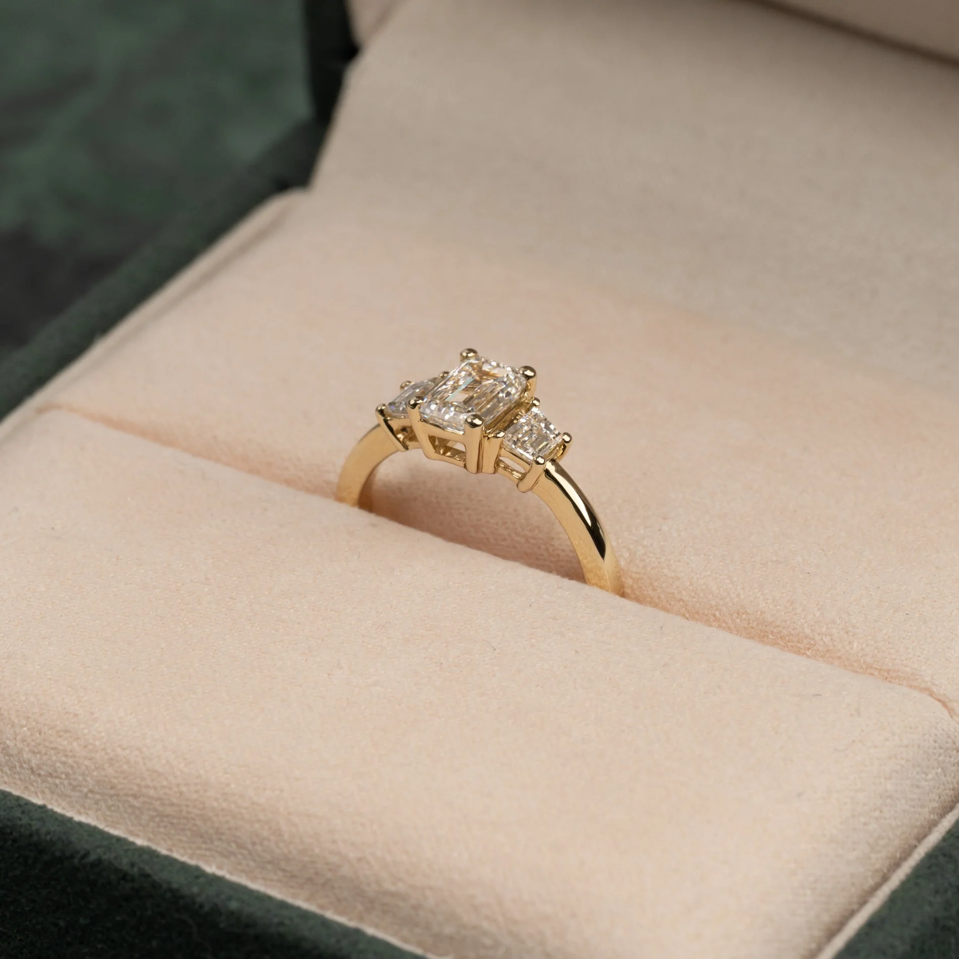 THREE-STONE EMERALD-CUT LAB-DIAMOND RING - 1.5ct - YG - Image 6