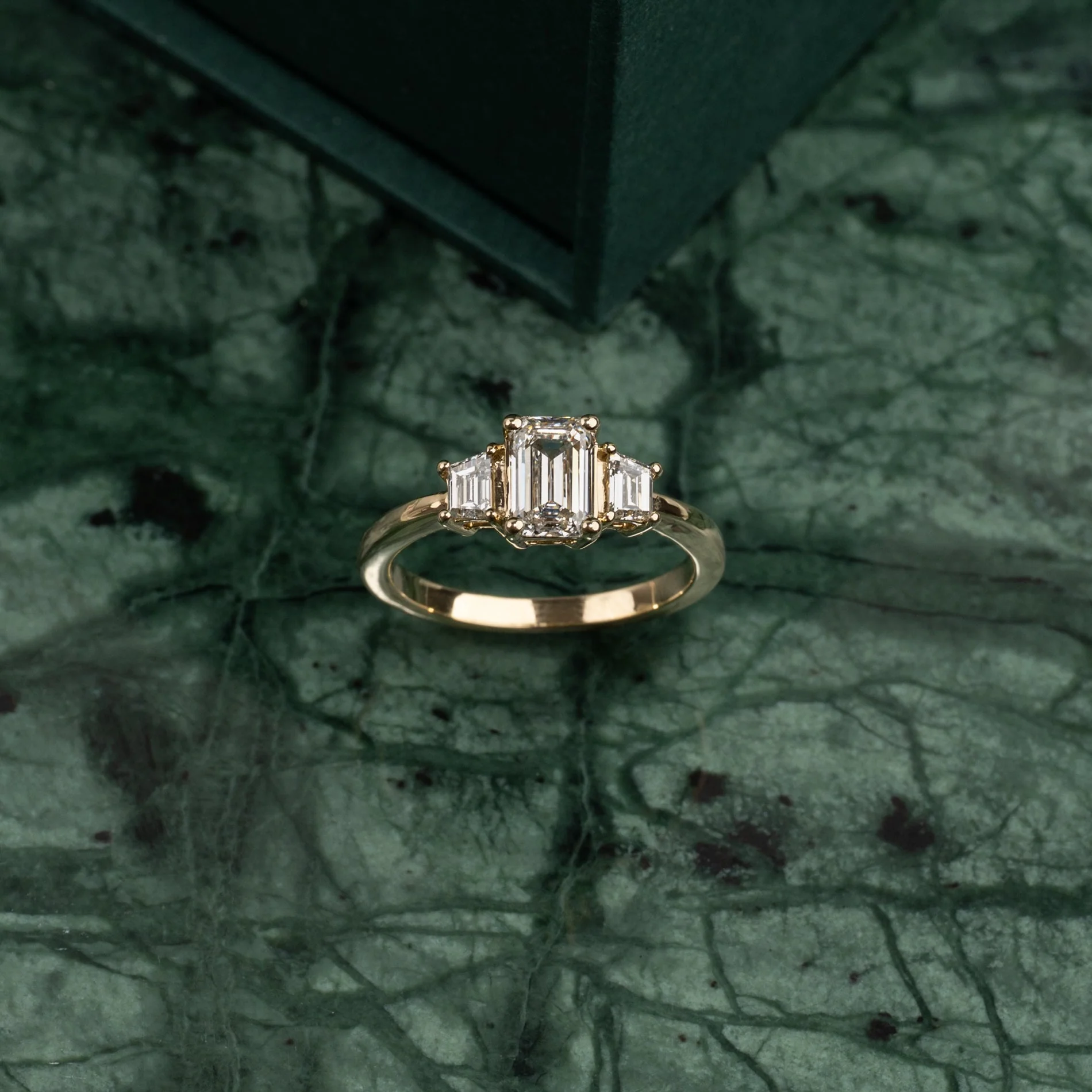 THREE-STONE EMERALD-CUT DIAMOND RING - Image 2
