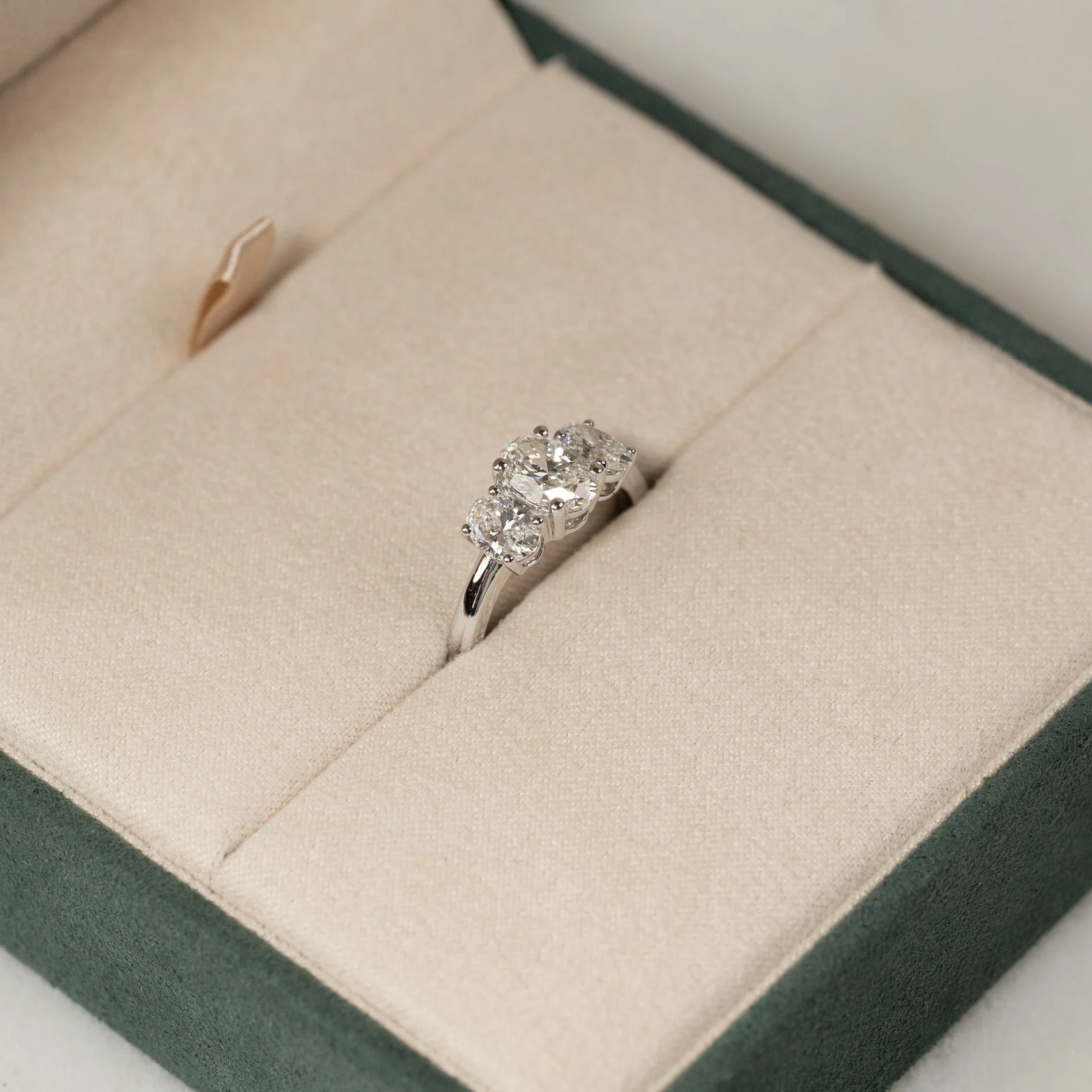 THREE-STONE OVAL-CUT LAB-DIAMOND RING - 2.0ct - WG - Image 3
