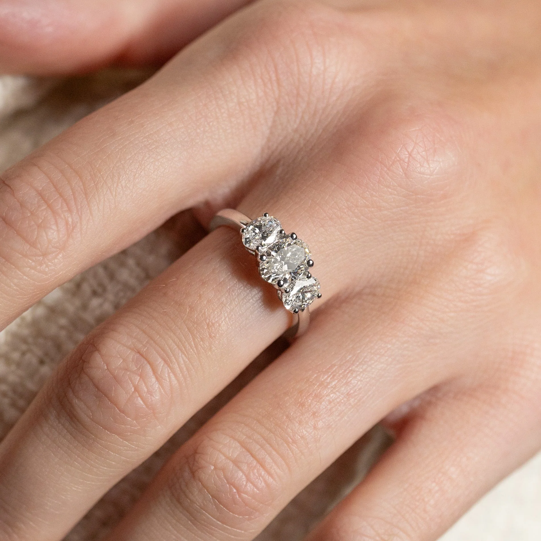 THREE-STONE OVAL-CUT LAB-DIAMOND RING - 2.0ct - WG - Image 4