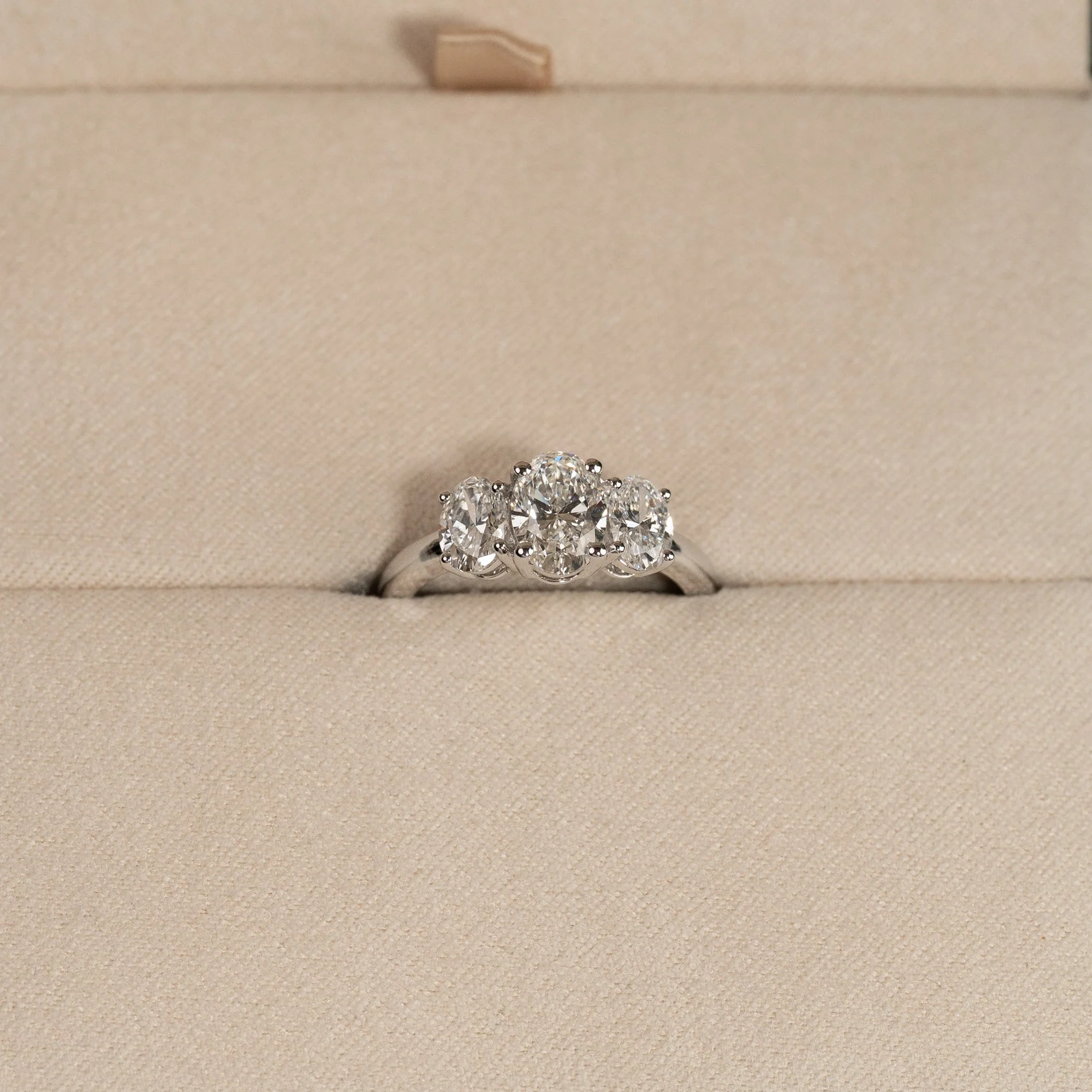THREE-STONE OVAL-CUT LAB-DIAMOND RING - 2.0ct - WG - Image 5