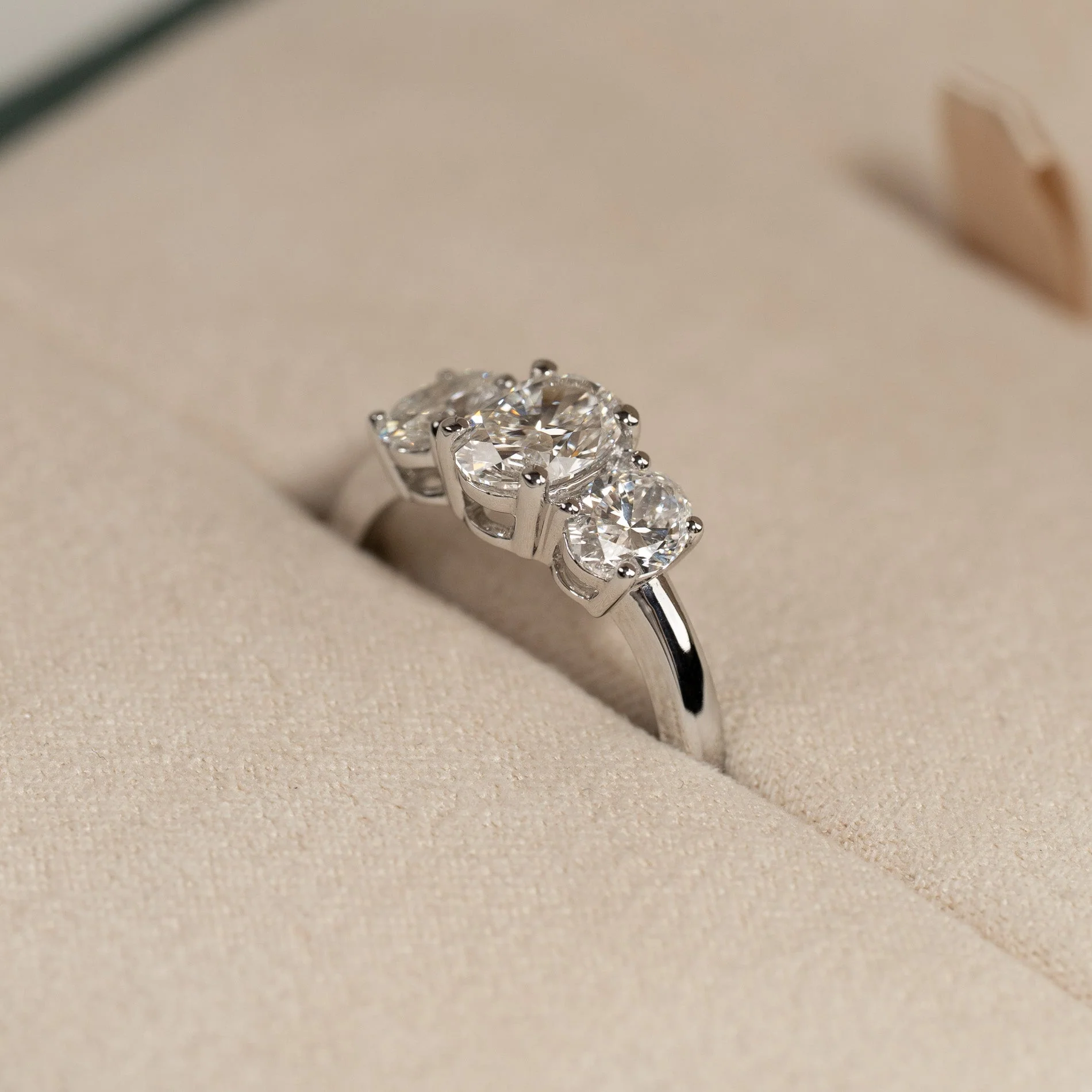 THREE-STONE OVAL-CUT LAB-DIAMOND RING - 2.0ct - WG - Image 8