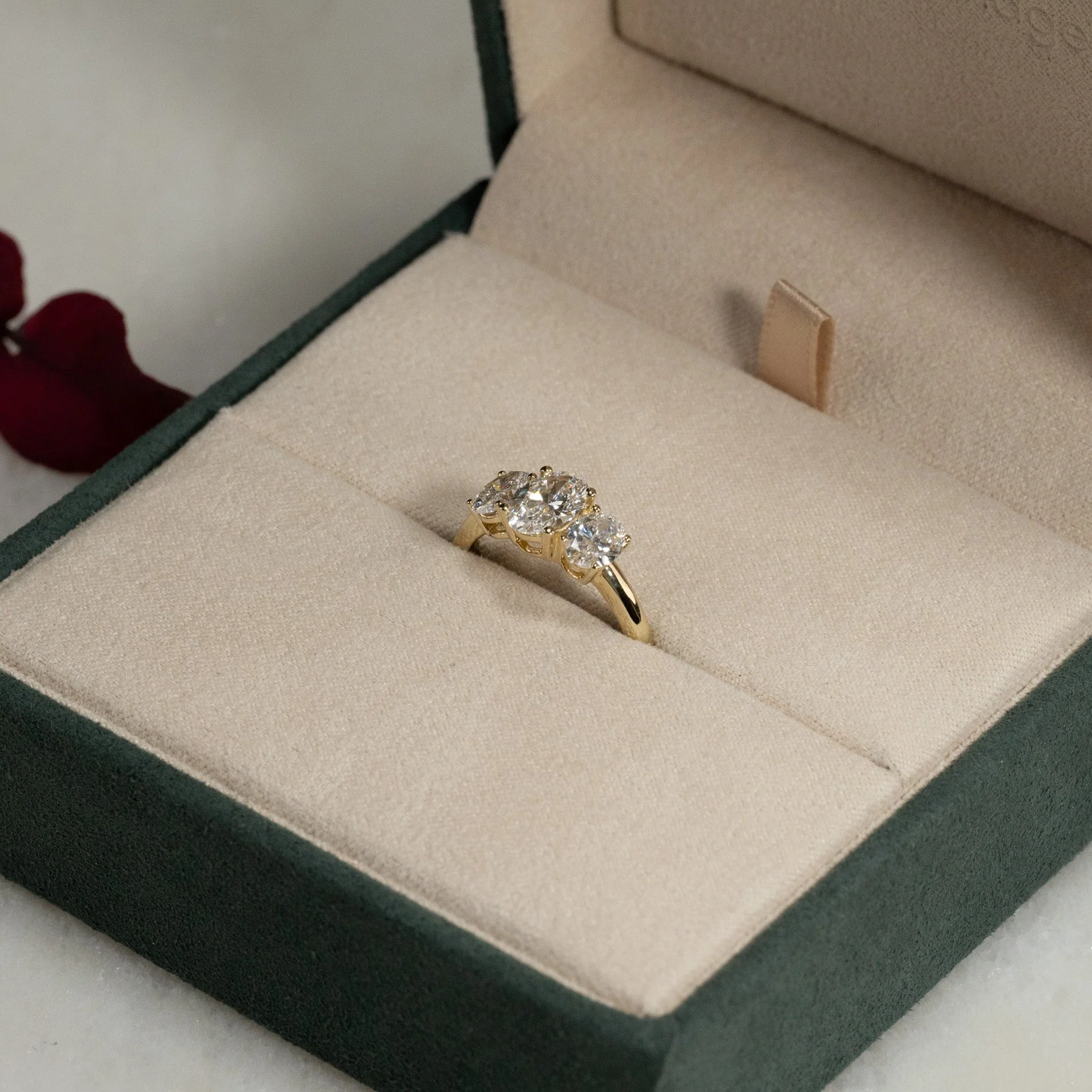 THREE-STONE OVAL-CUT LAB-DIAMOND RING - 2.0ct - YG - Image 10