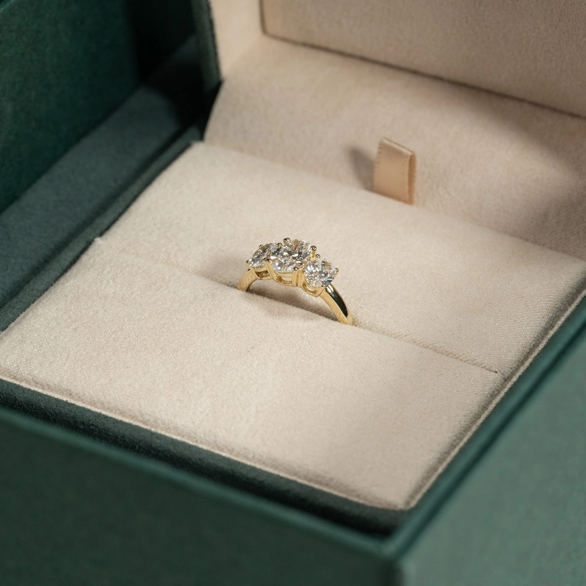 THREE-STONE OVAL-CUT LAB-DIAMOND RING - 2.0ct - YG - Image 13