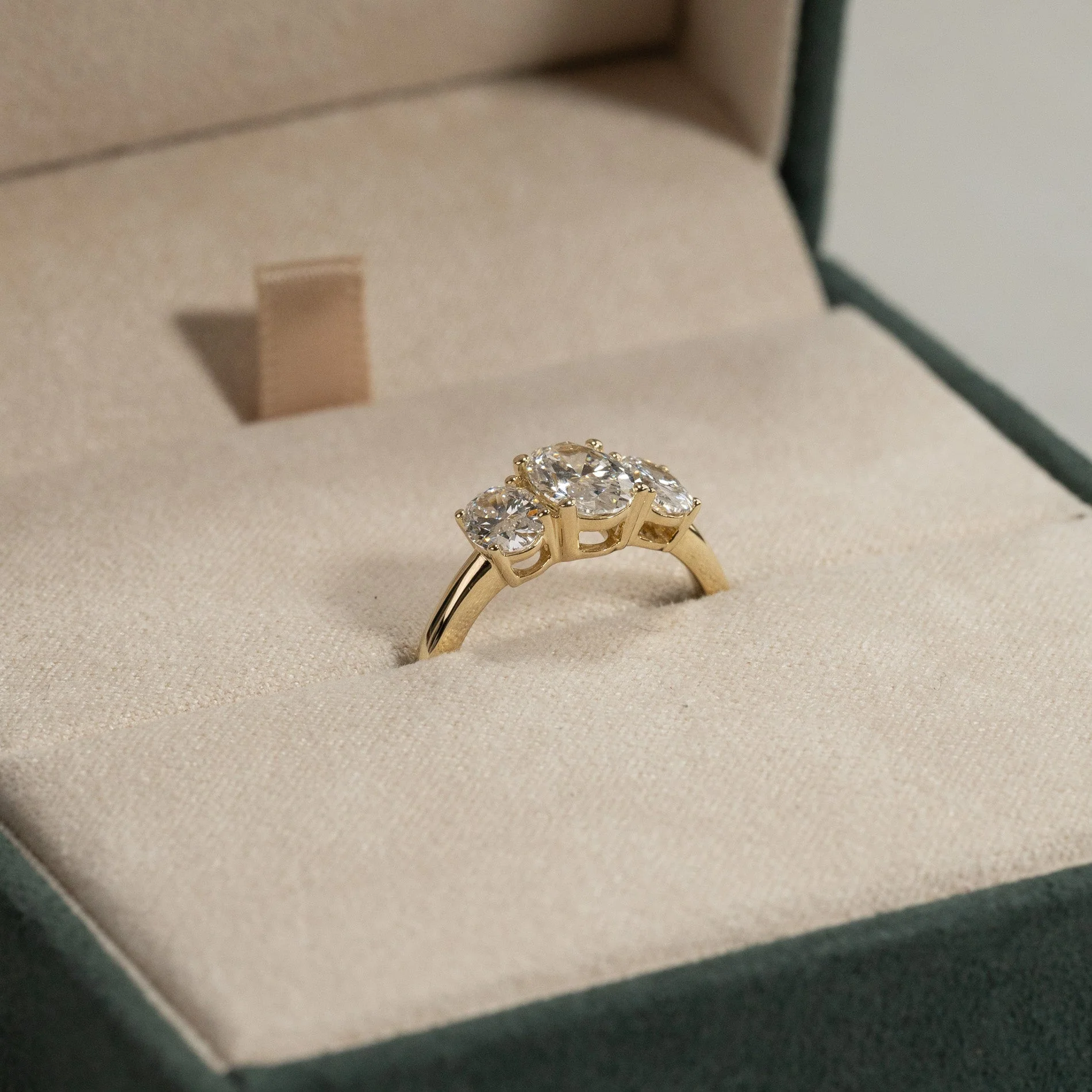 THREE-STONE OVAL-CUT LAB-DIAMOND RING - 2.0ct - YG - Image 3