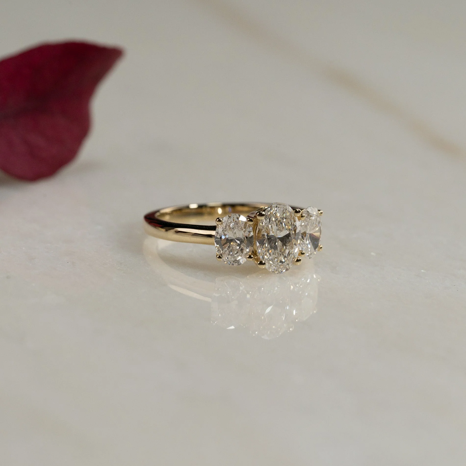 THREE-STONE OVAL-CUT LAB-DIAMOND RING - 2.0ct - YG - Image 5