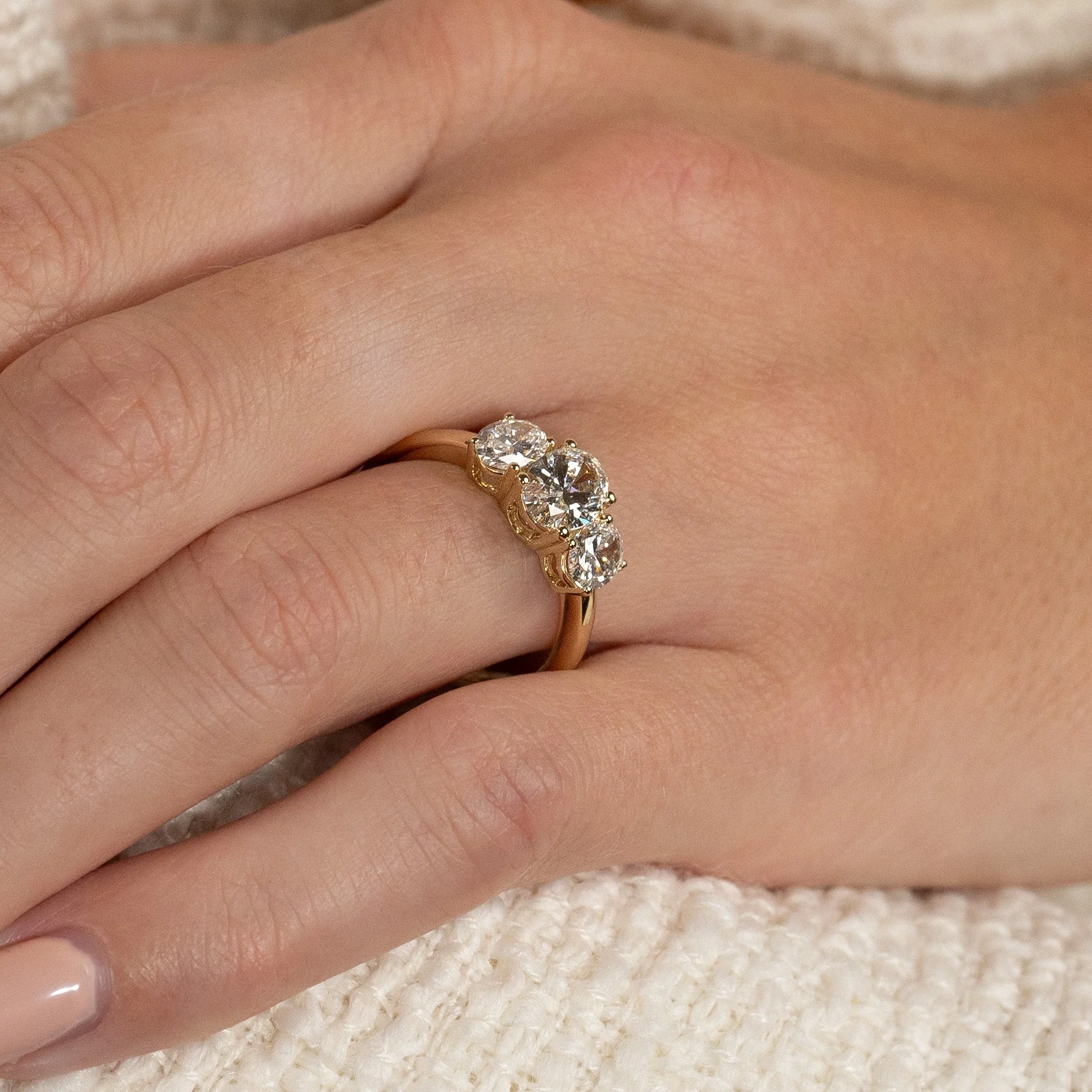 THREE-STONE OVAL-CUT LAB-DIAMOND RING - 2.0ct - YG - Image 6