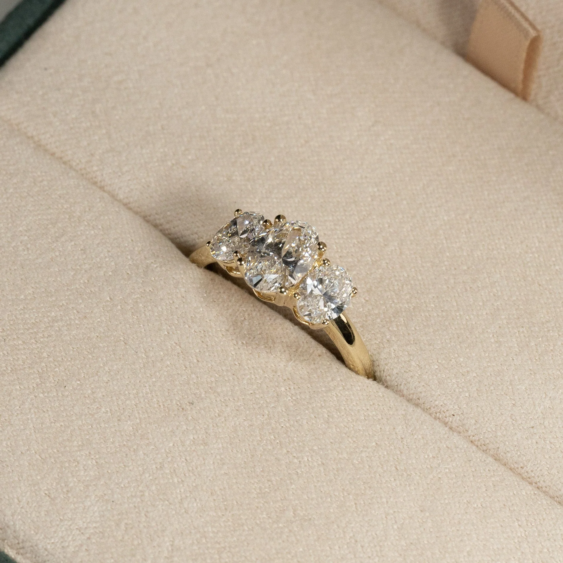 THREE-STONE OVAL-CUT LAB-DIAMOND RING - 2.0ct - YG - Image 7