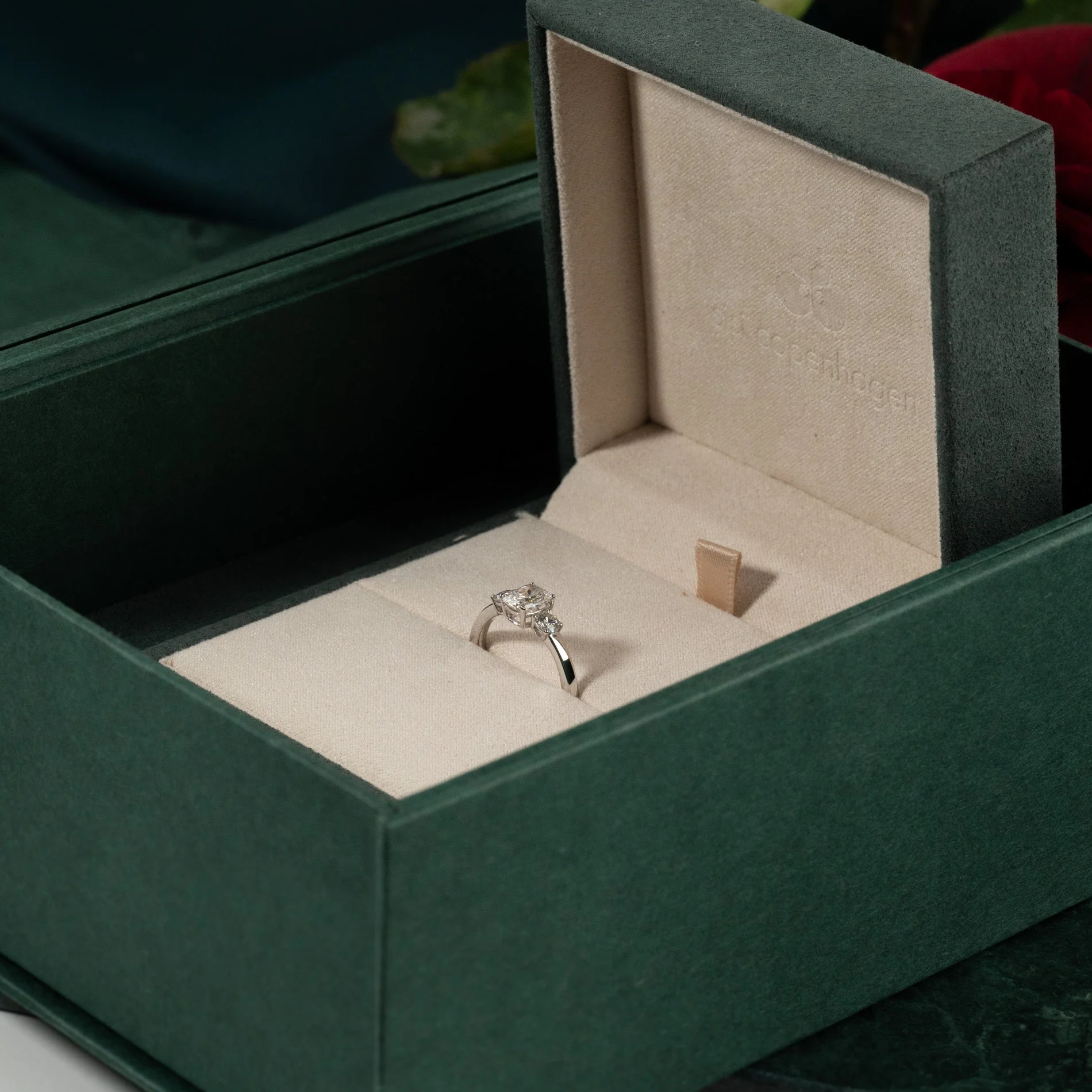 THREE-STONE RECTANGULAR CUSHION-CUT LAB-DIAMOND RING - 1.15ct - WG - Image 14