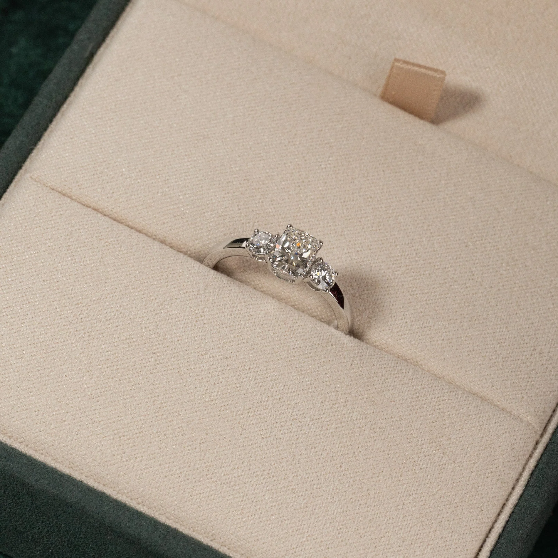 THREE-STONE RECTANGULAR CUSHION-CUT LAB-DIAMOND RING - 1.15ct - WG - Image 3