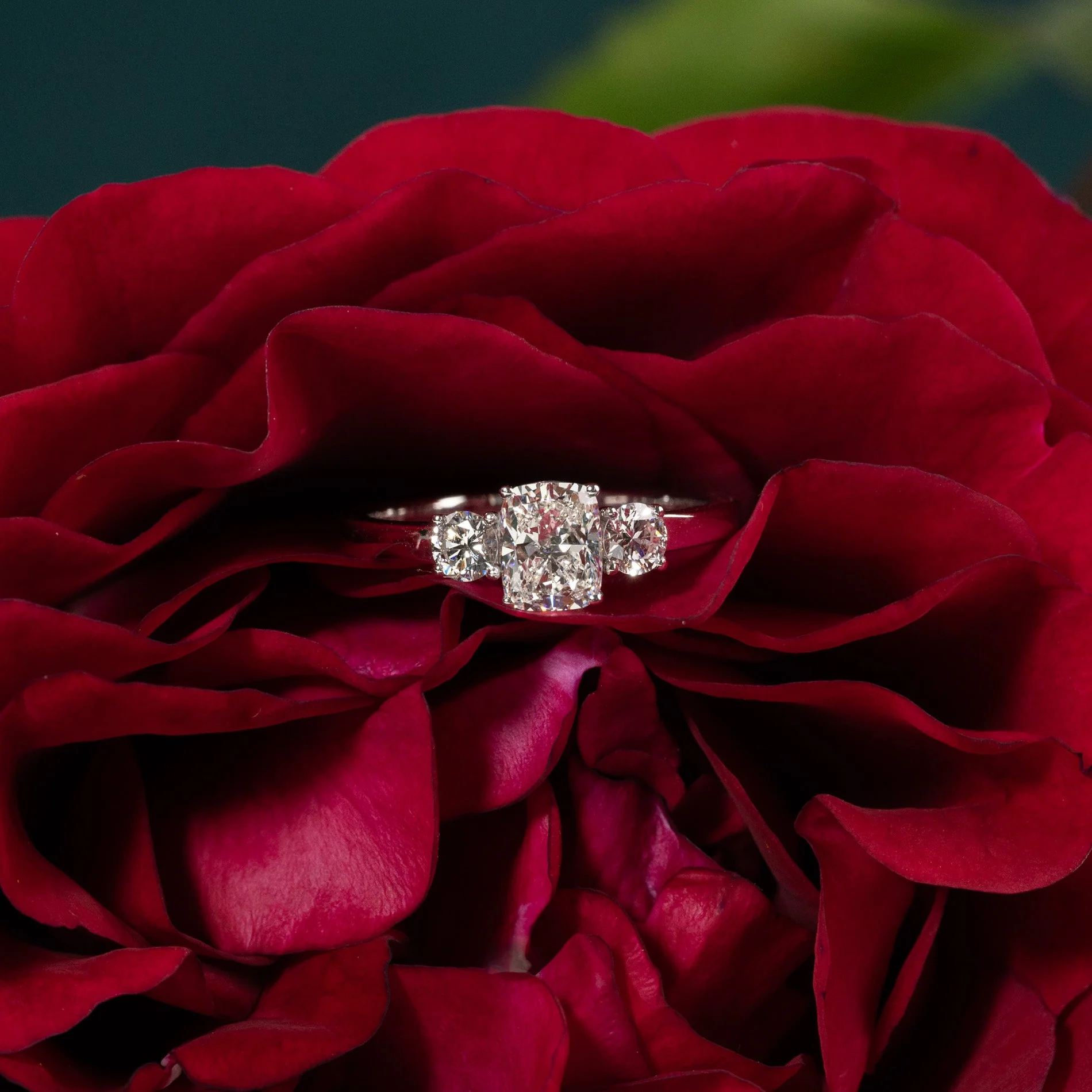 THREE-STONE RECTANGULAR CUSHION-CUT LAB-DIAMOND RING - 1.15ct - WG - Image 4