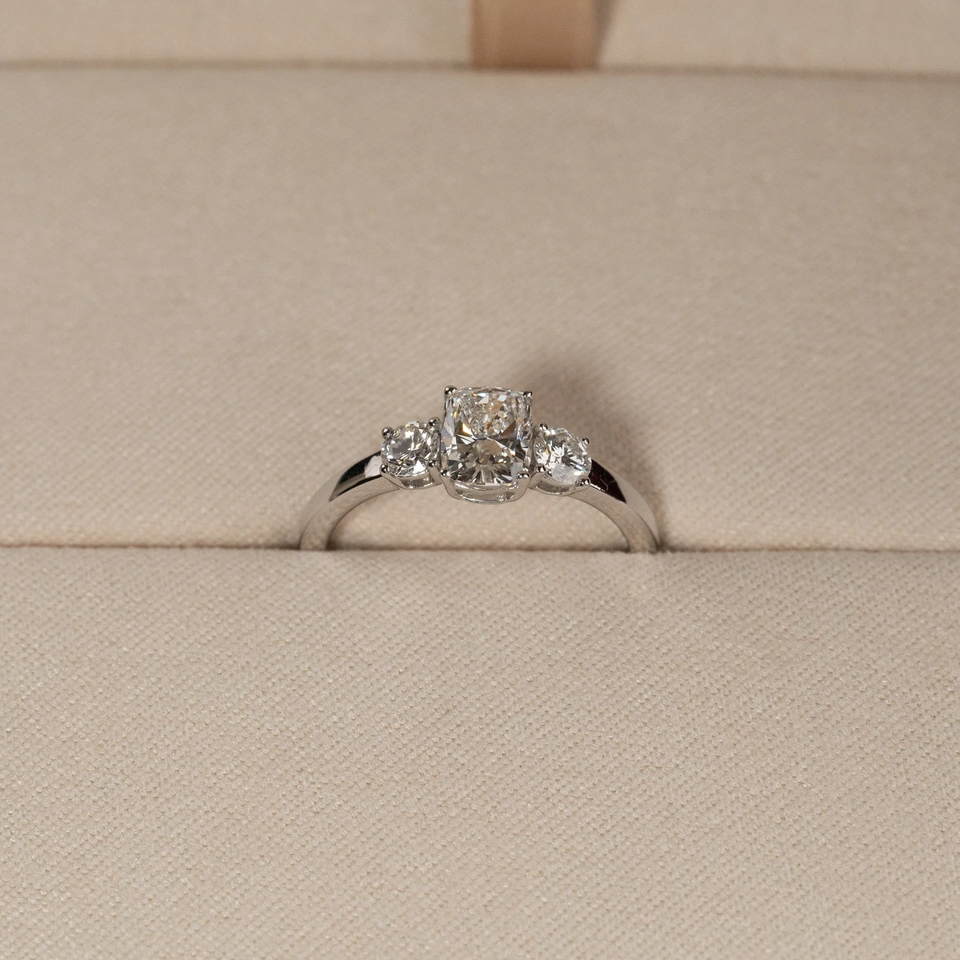 THREE-STONE RECTANGULAR CUSHION-CUT LAB-DIAMOND RING - 1.15ct - WG - Image 5