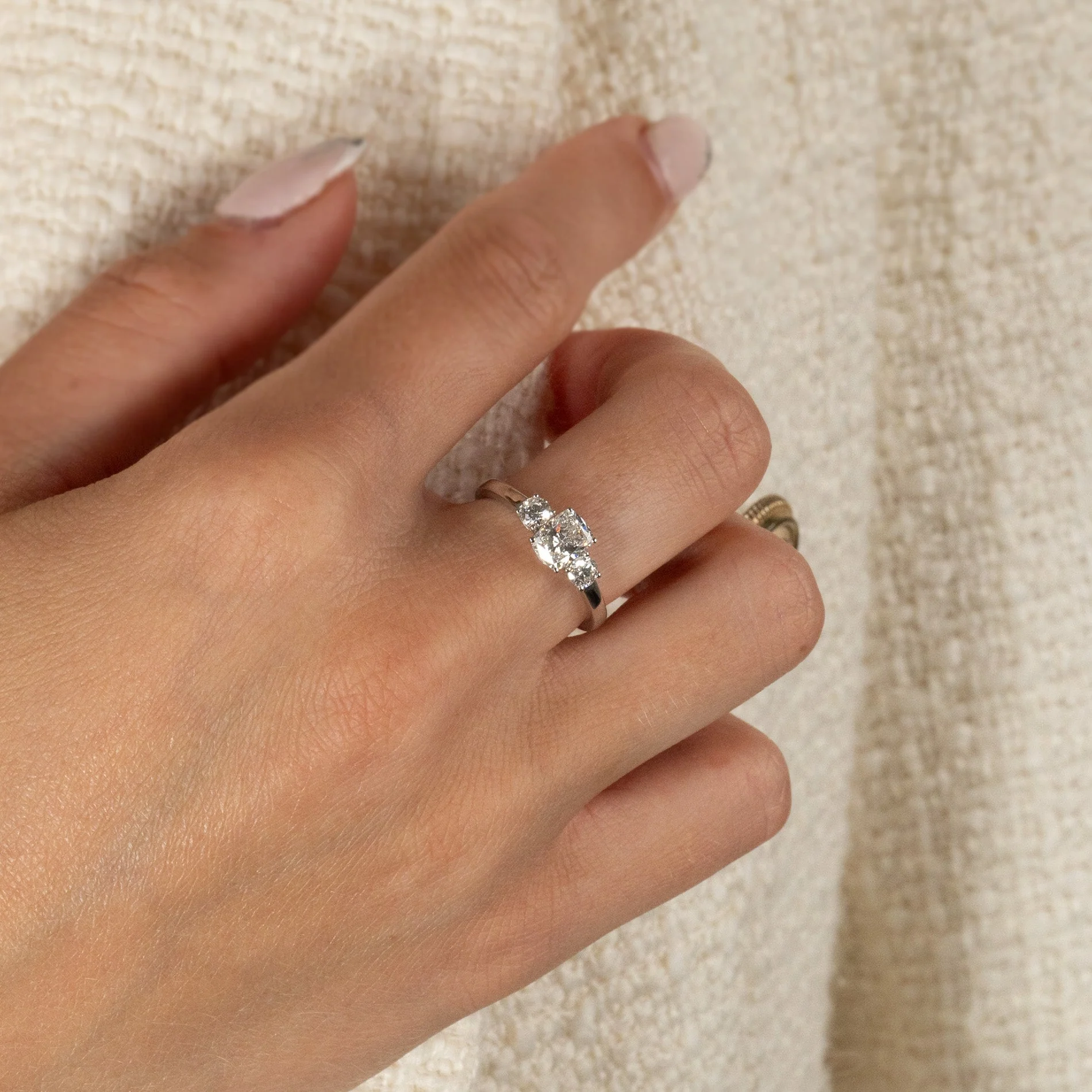 THREE-STONE RECTANGULAR CUSHION-CUT LAB-DIAMOND RING - 1.15ct - WG - Image 6