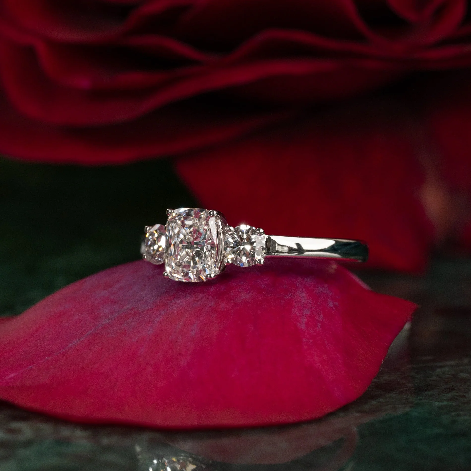 THREE-STONE RECTANGULAR CUSHION-CUT LAB-DIAMOND RING - 1.15ct - WG - Image 7