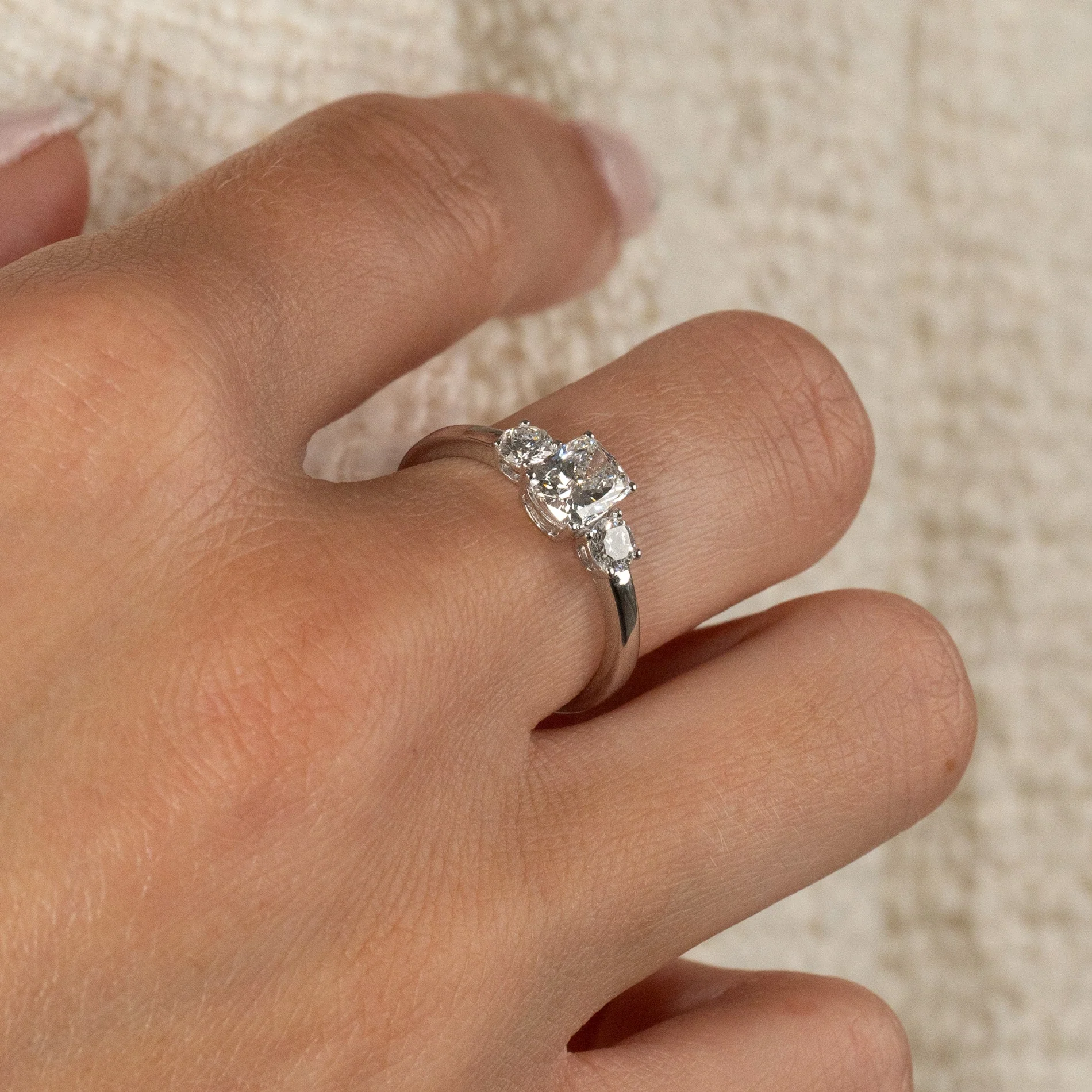 THREE-STONE RECTANGULAR CUSHION-CUT LAB-DIAMOND RING - 1.15ct - WG - Image 8