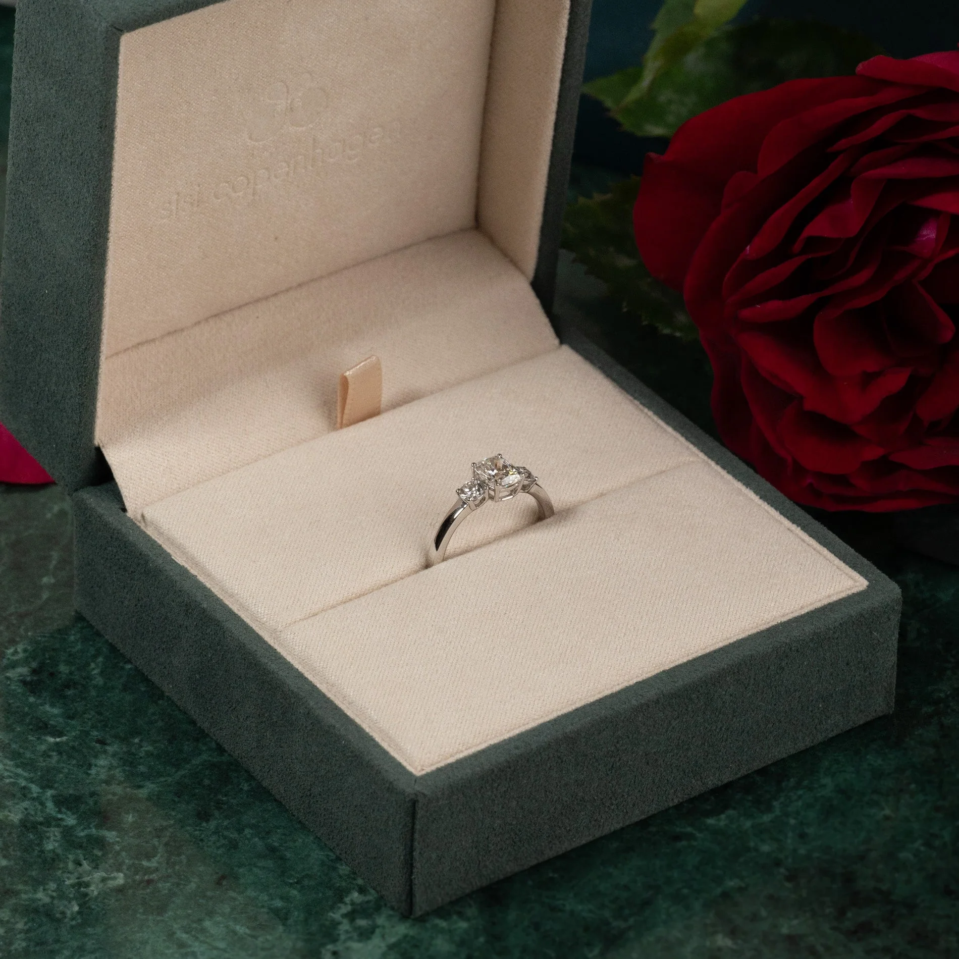 THREE-STONE RECTANGULAR CUSHION-CUT LAB-DIAMOND RING - 1.15ct - WG - Image 9