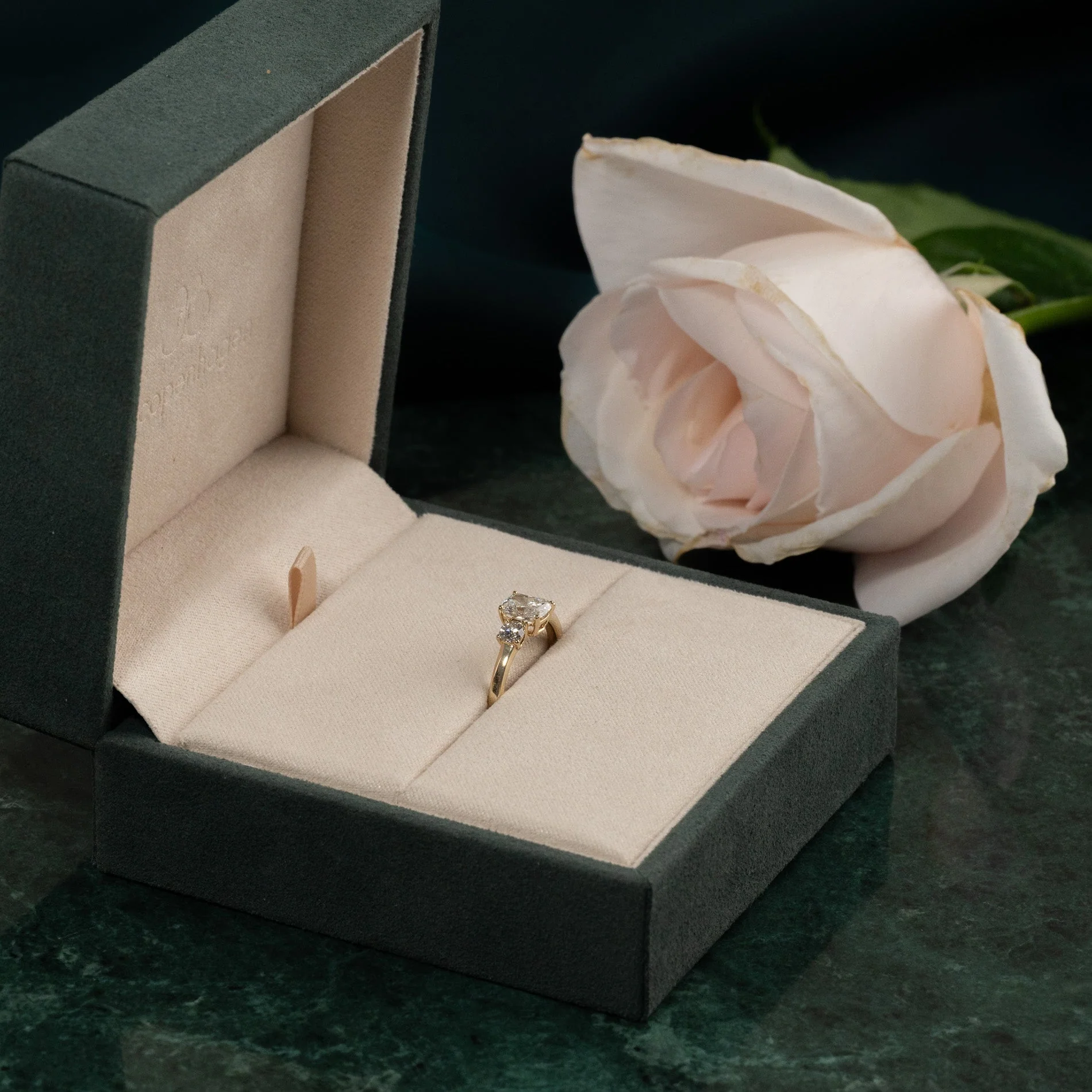 THREE-STONE RECTANGULAR CUSHION-CUT LAB-DIAMOND RING - 1.15ct - YG - Image 10