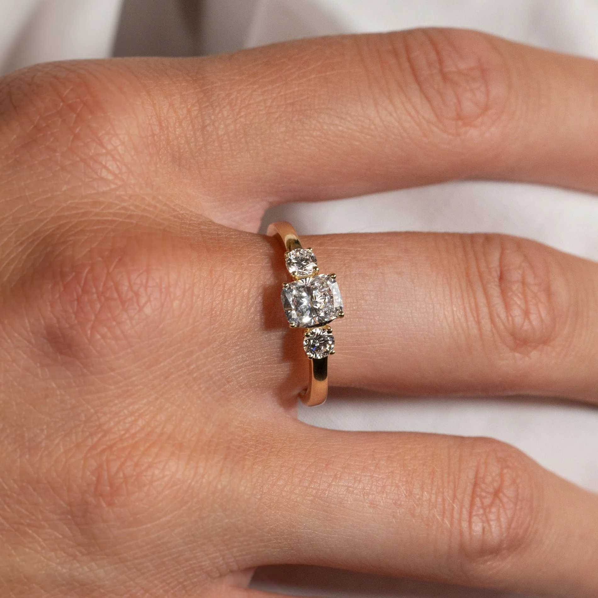 THREE-STONE RECTANGULAR CUSHION-CUT LAB-DIAMOND RING - 1.15ct - YG - Image 11