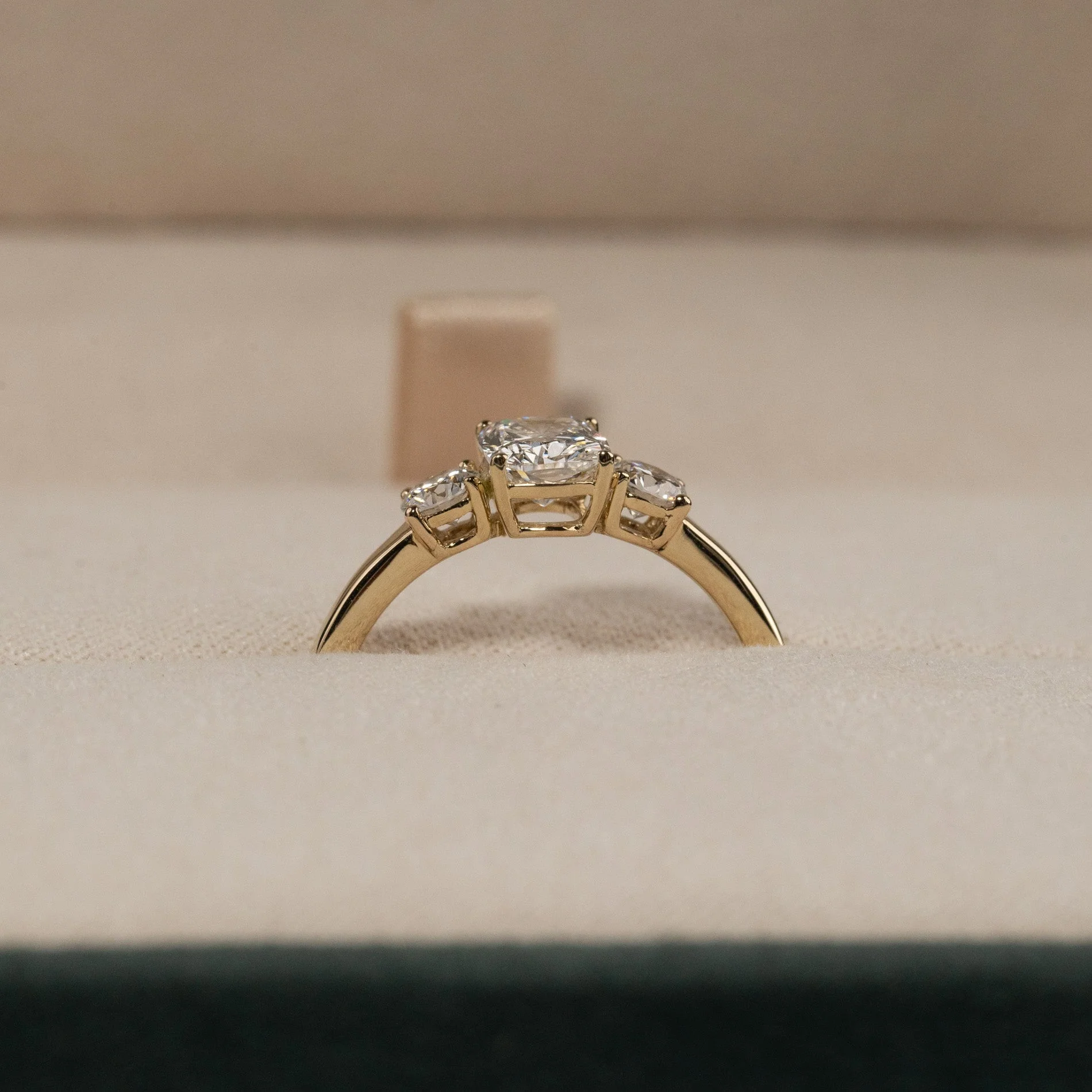 THREE-STONE RECTANGULAR CUSHION-CUT LAB-DIAMOND RING - 1.15ct - YG - Image 12