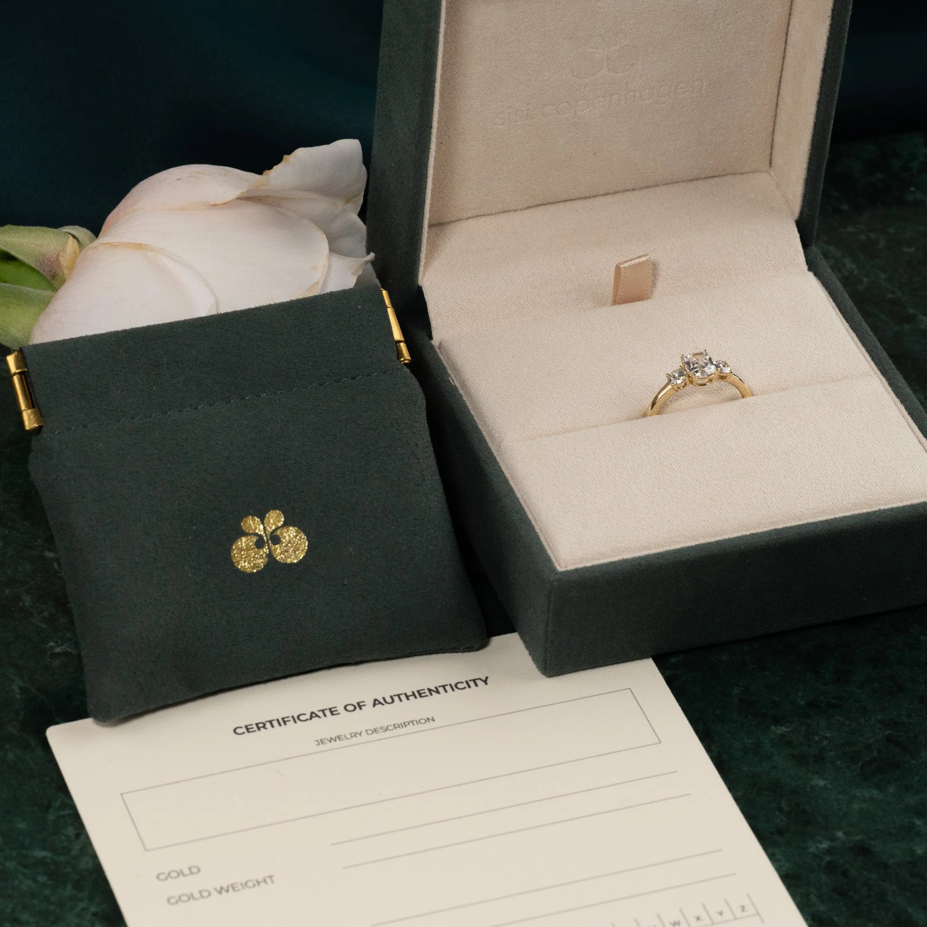 THREE-STONE RECTANGULAR CUSHION-CUT LAB-DIAMOND RING - 1.15ct - YG - Image 13