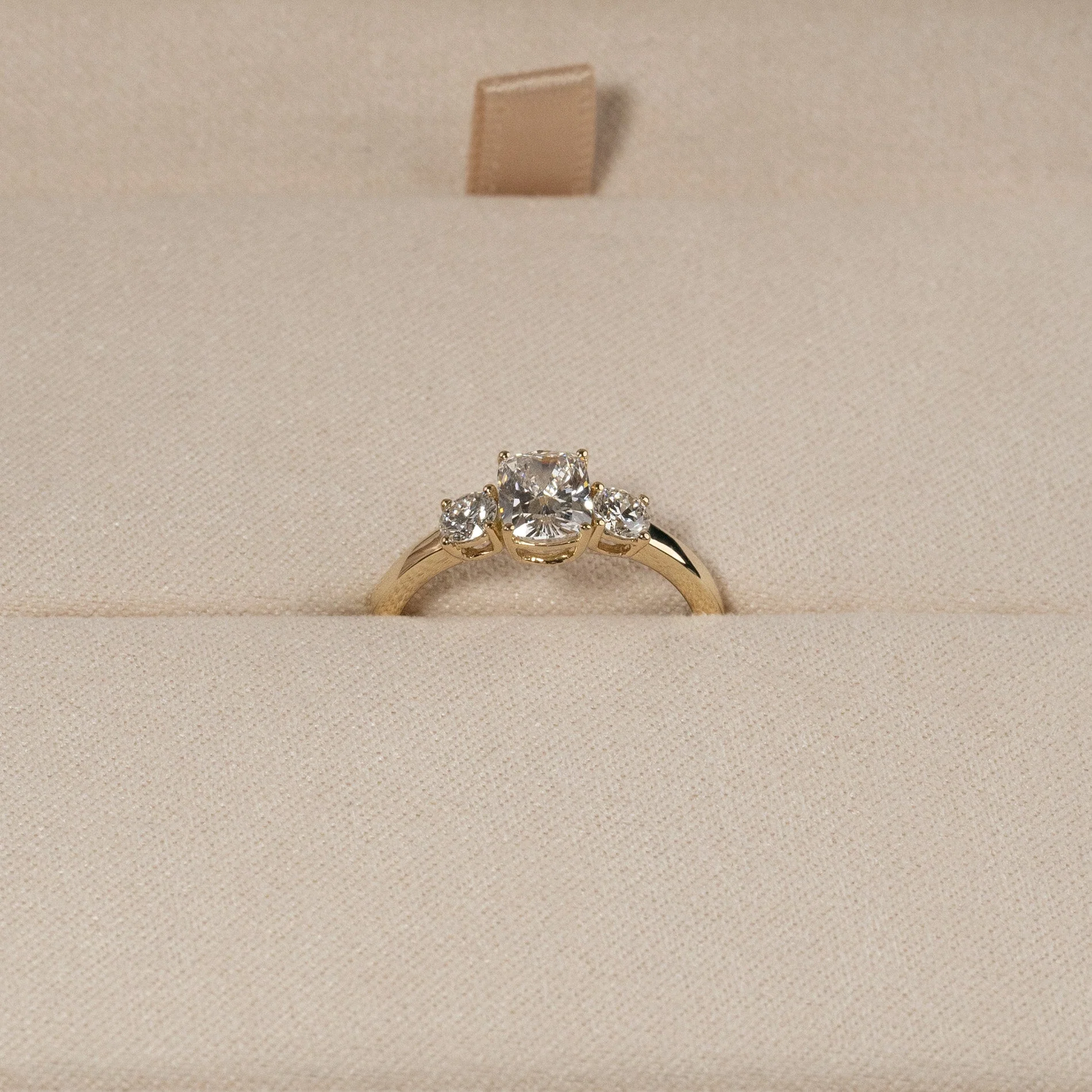 THREE-STONE RECTANGULAR CUSHION-CUT LAB-DIAMOND RING - 1.15ct - YG - Image 14