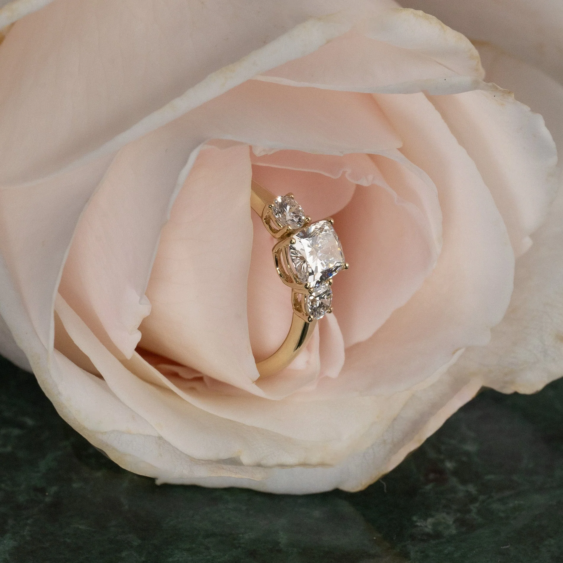 THREE-STONE RECTANGULAR CUSHION-CUT LAB-DIAMOND RING - 1.15ct - YG - Image 16