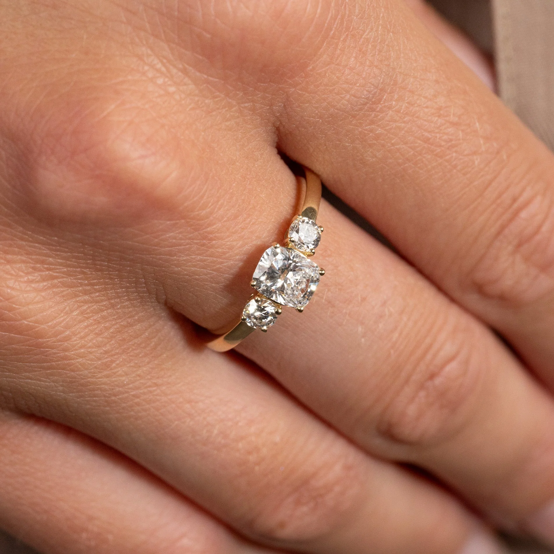 THREE-STONE RECTANGULAR CUSHION-CUT LAB-DIAMOND RING - 1.15ct - YG - Image 2