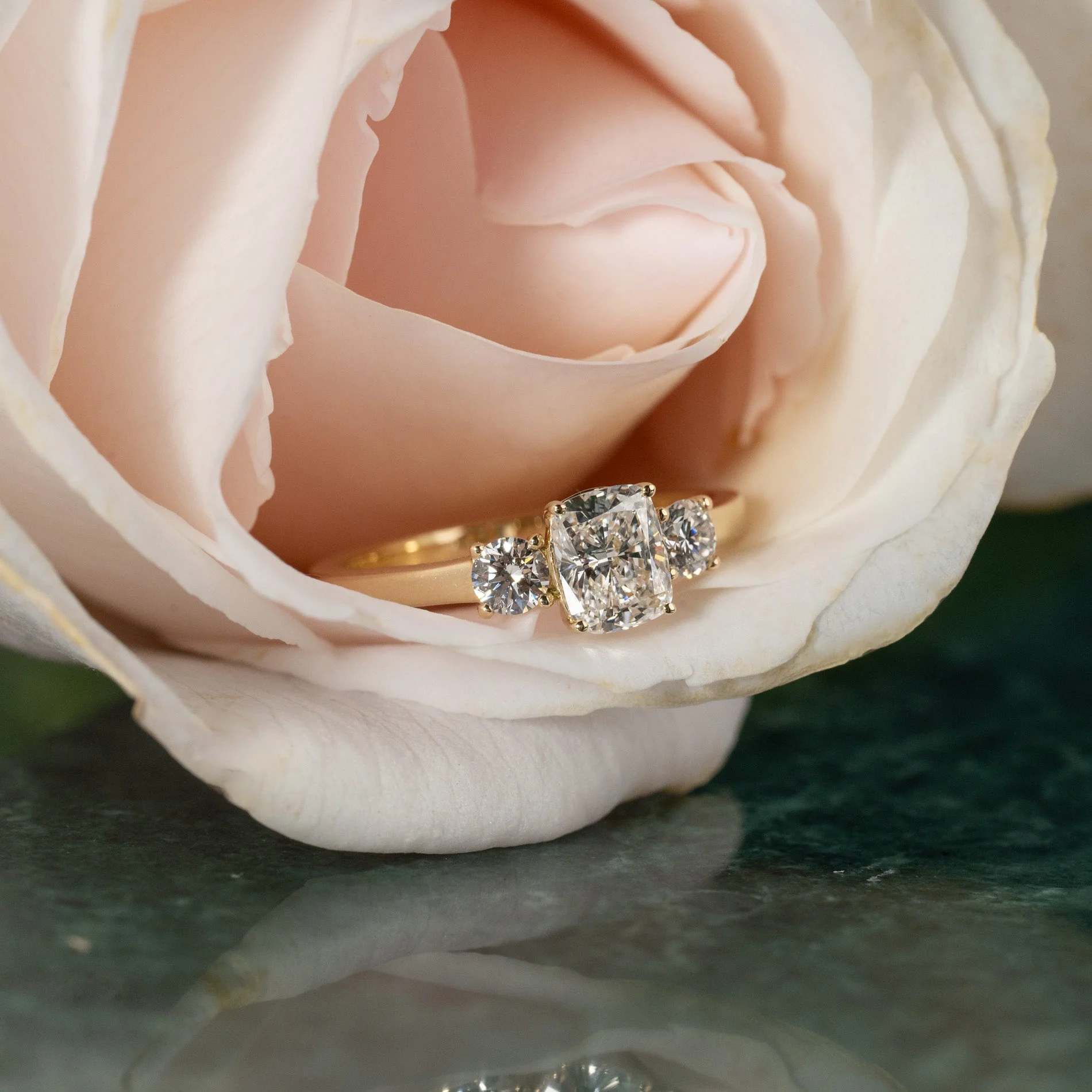 THREE-STONE RECTANGULAR CUSHION-CUT LAB-DIAMOND RING - 1.15ct - YG - Image 3