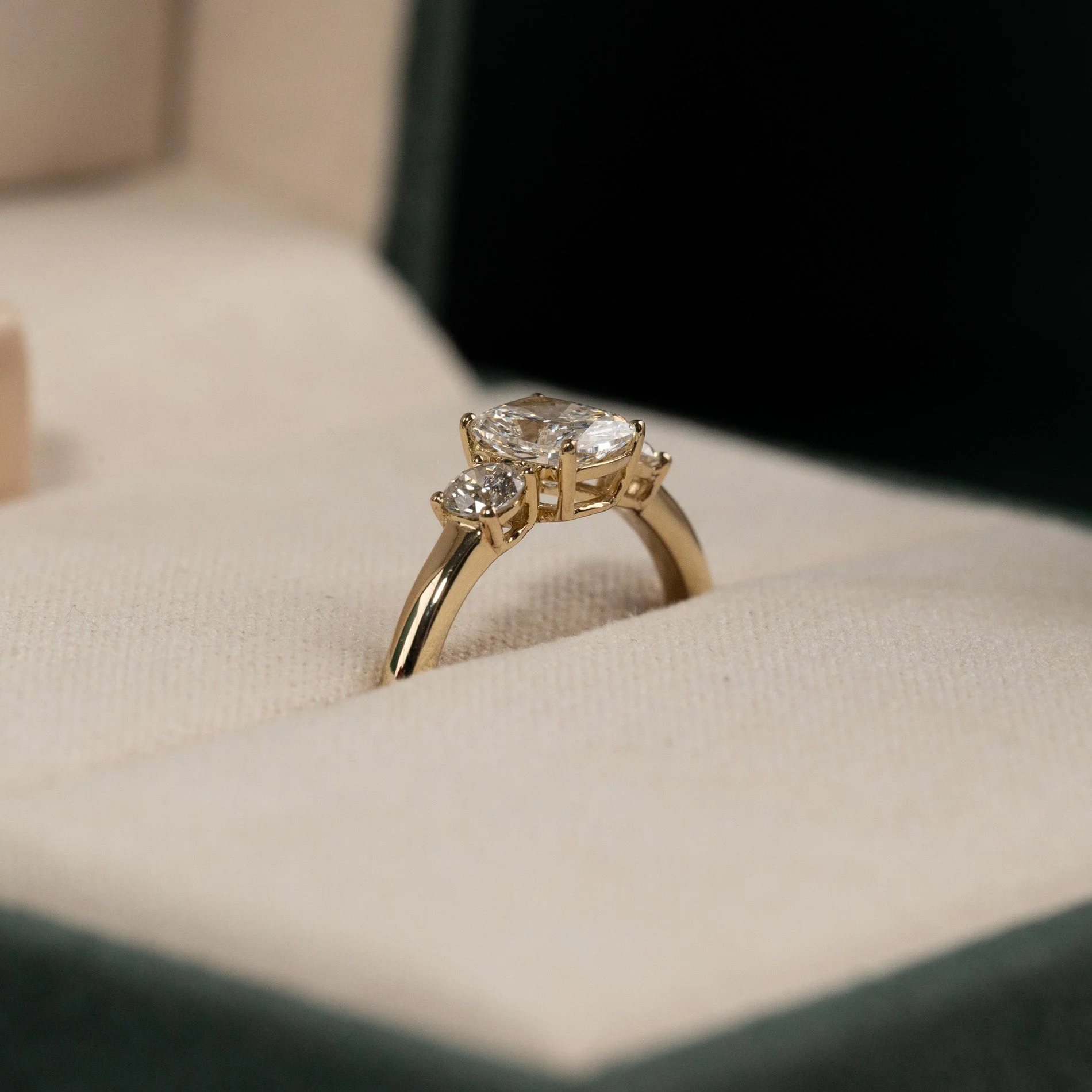 THREE-STONE RECTANGULAR CUSHION-CUT LAB-DIAMOND RING - 1.15ct - YG - Image 4