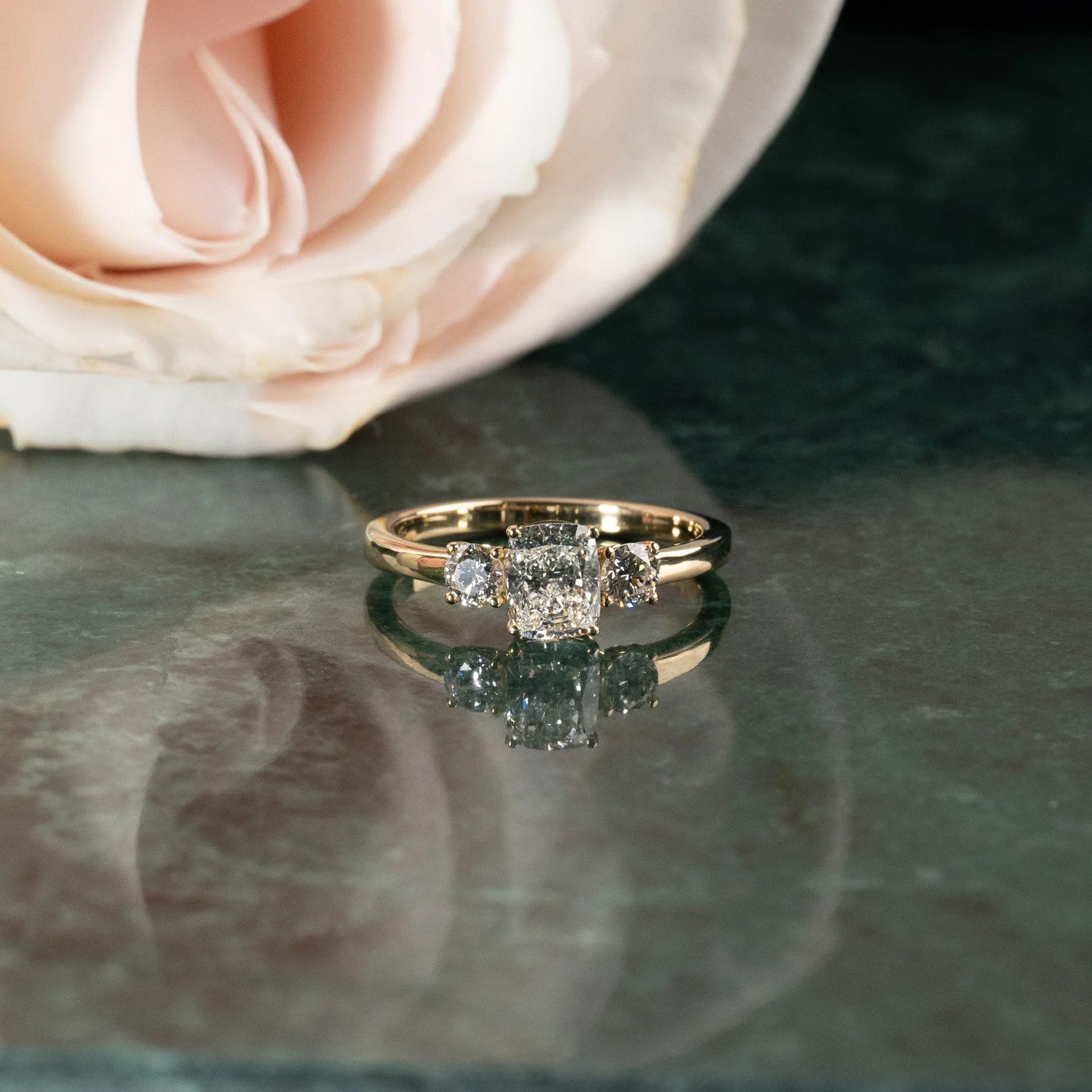 THREE-STONE RECTANGULAR CUSHION-CUT LAB-DIAMOND RING - 1.15ct - YG - Image 5